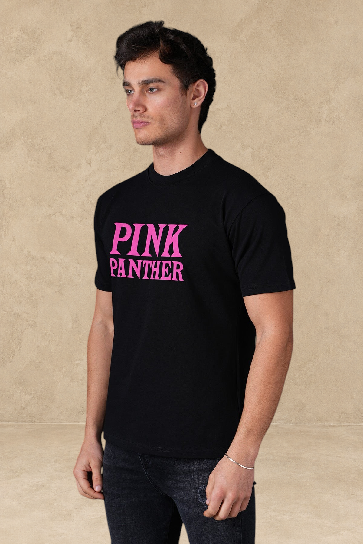 T-shirt noir en coton IKAO Stayin avec imprimé Pink Panther rose, coupe classique à col rond porté par un mannequin