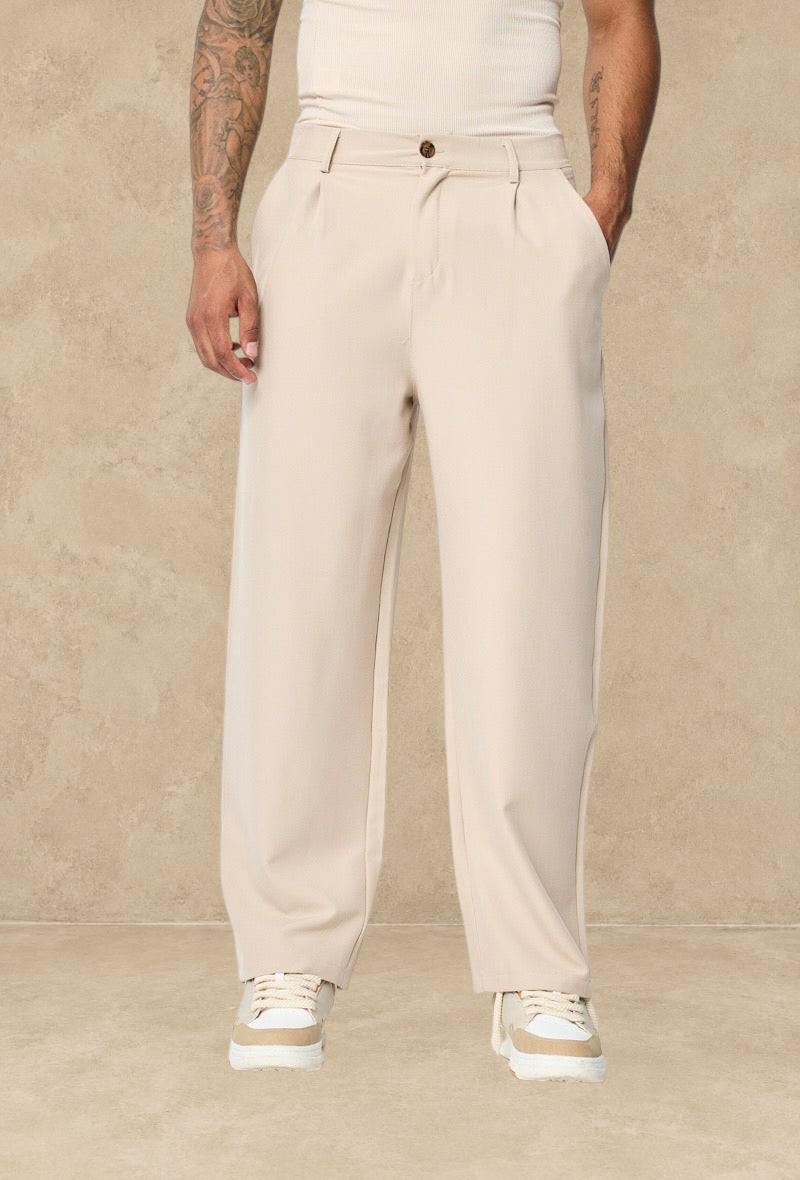 Pantalon Stayin beige à coupe droite avec poches latérales et taille structurée porté par un homme