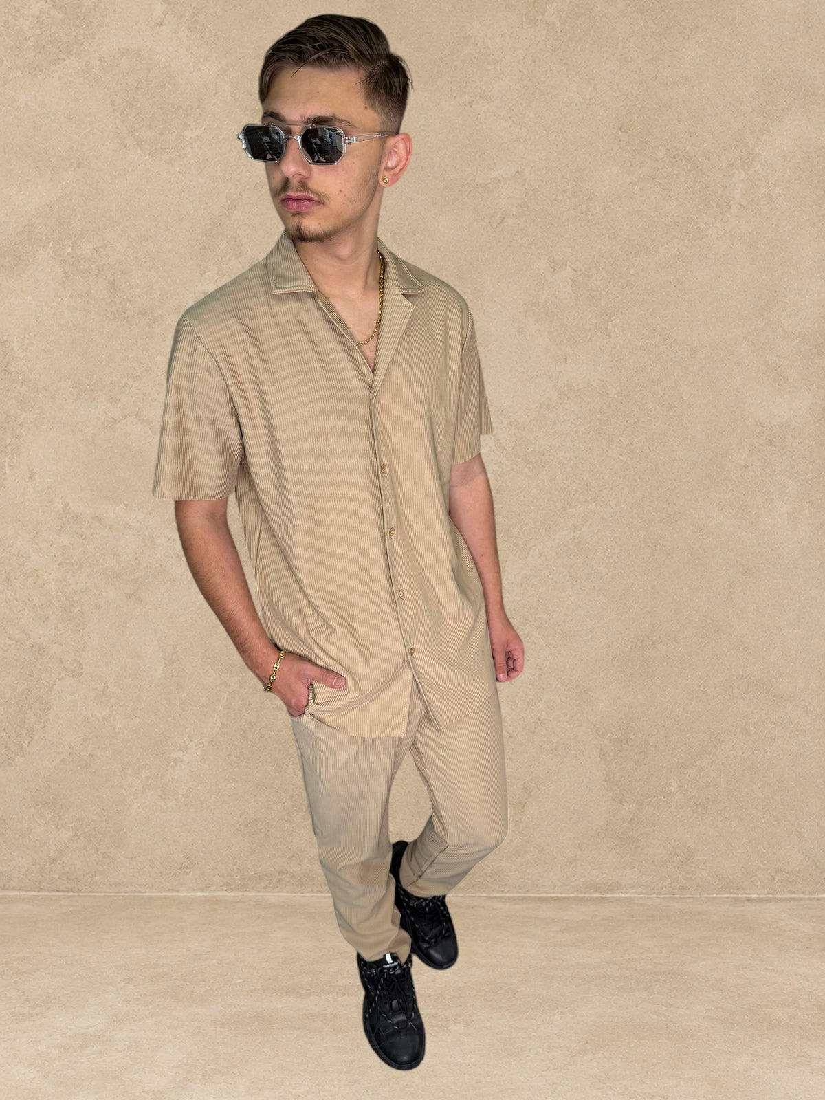 Homme portant un ensemble Stayin beige avec chemise à manches courtes et pantalon droit, style décontracté