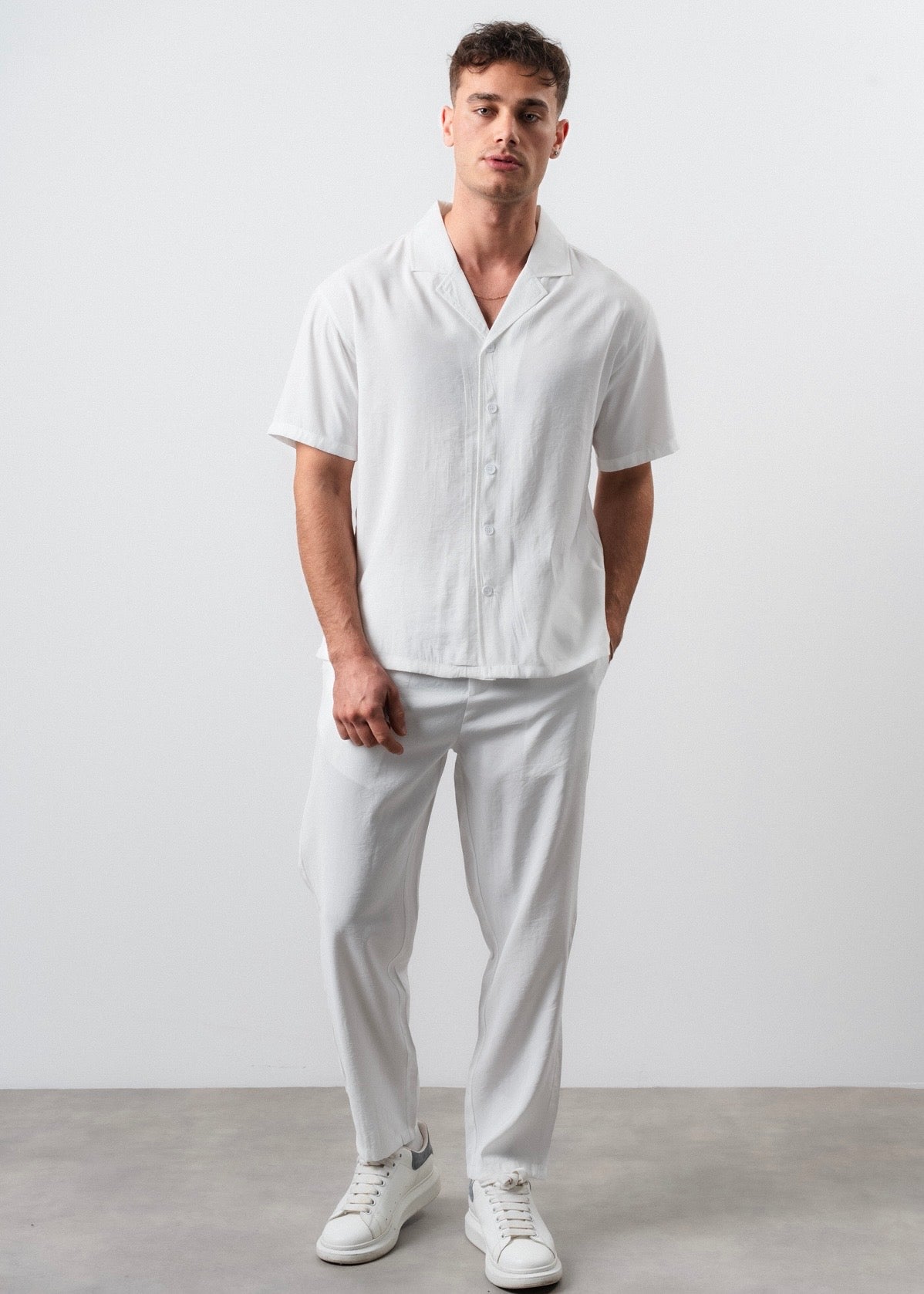 Ensemble lisse pantalon et chemise blanc