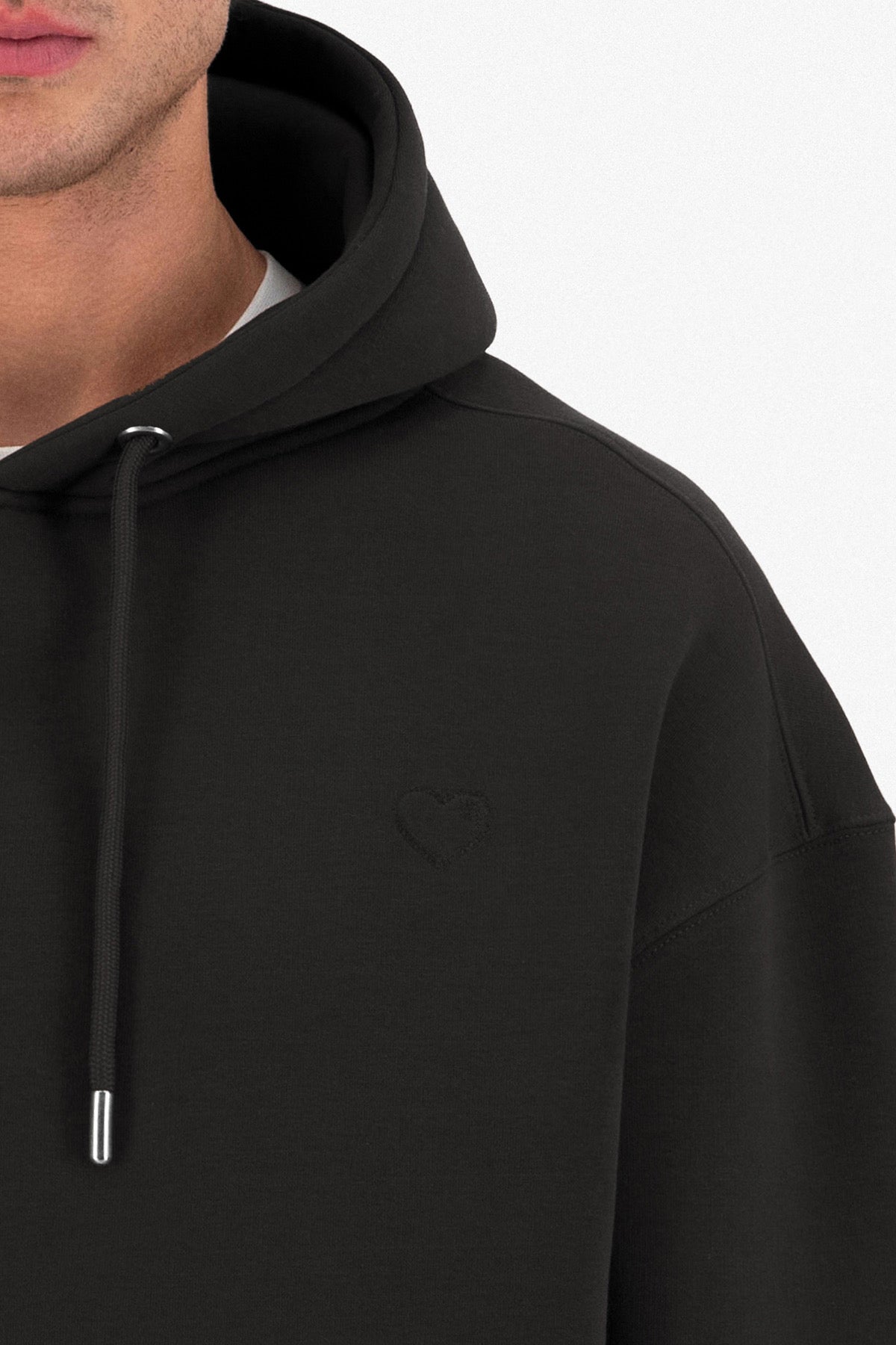 Sweat capuche noir petit cœur