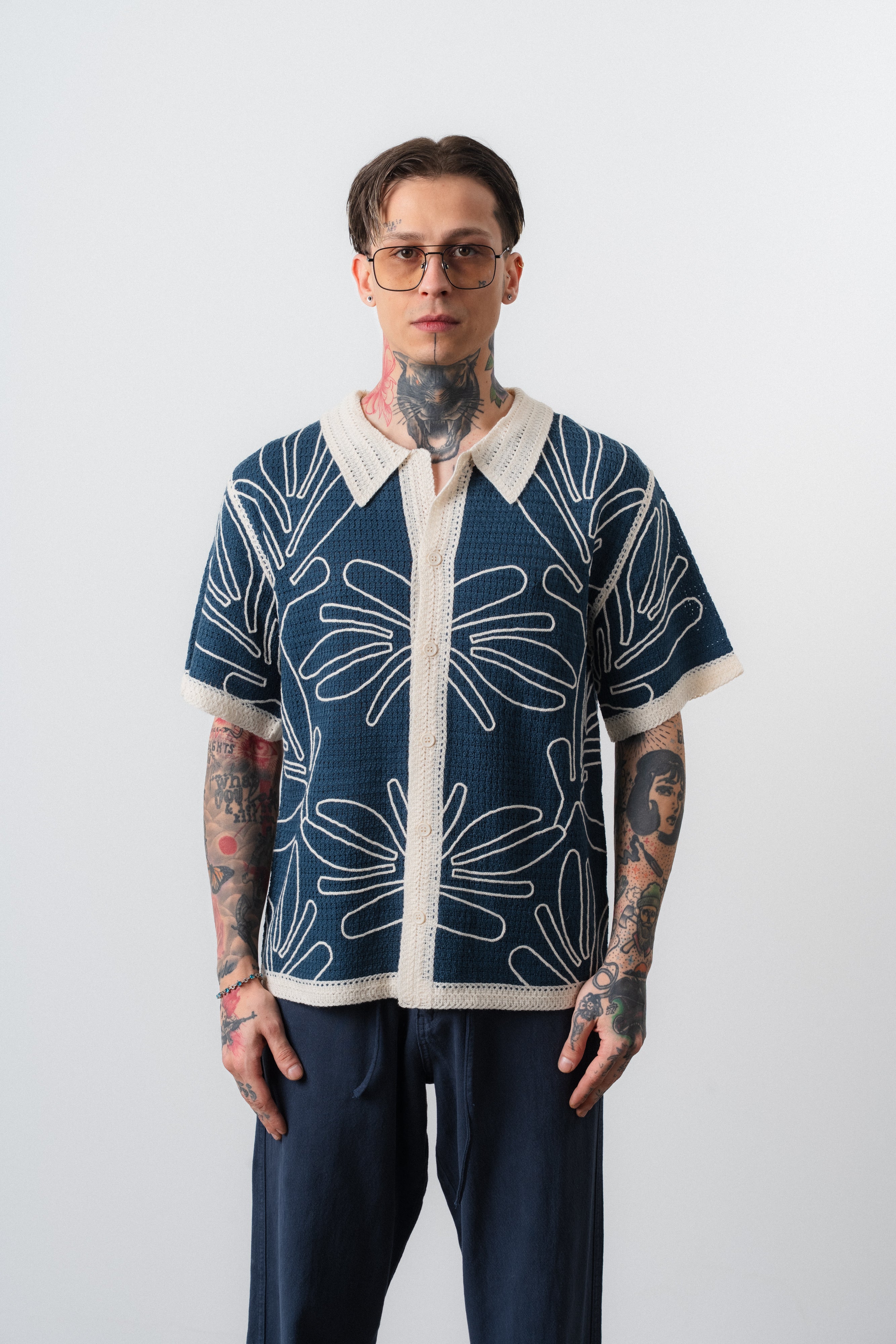 Chemise bleu crochet motif