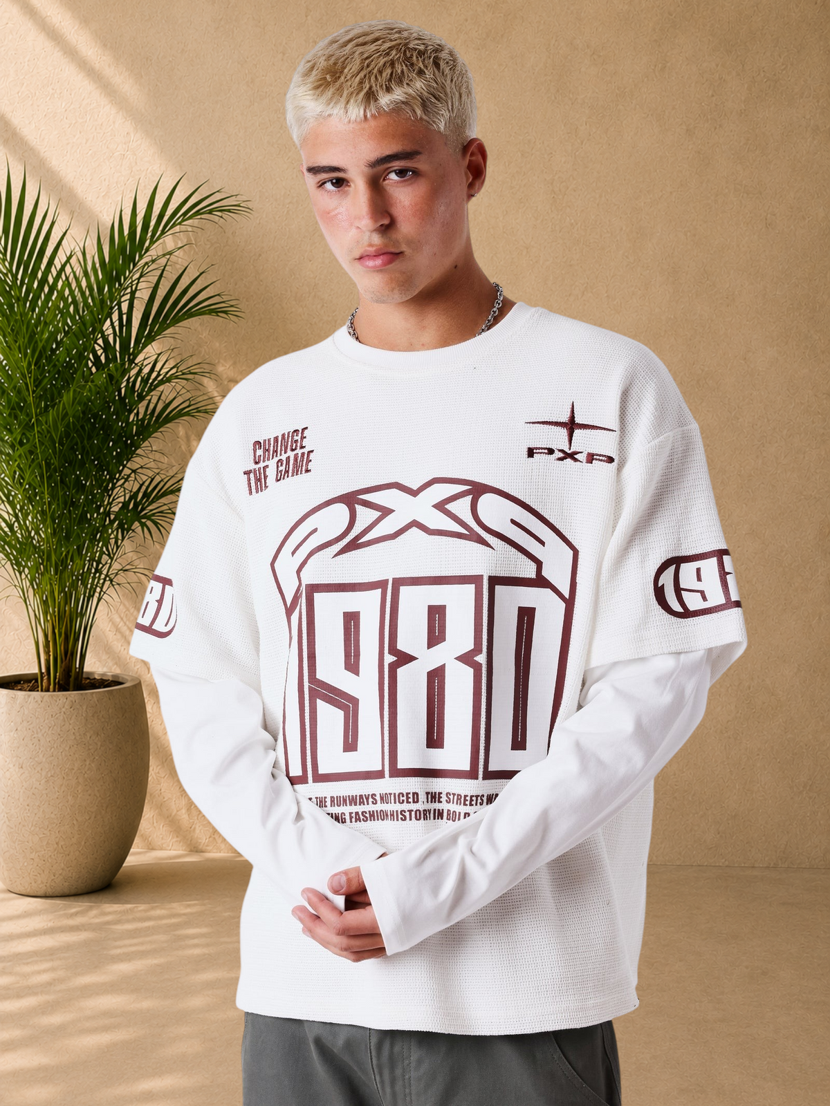T-shirt Stayin blanc à manches longues effet superposé avec imprimés graphiques bordeaux et col rond en maille