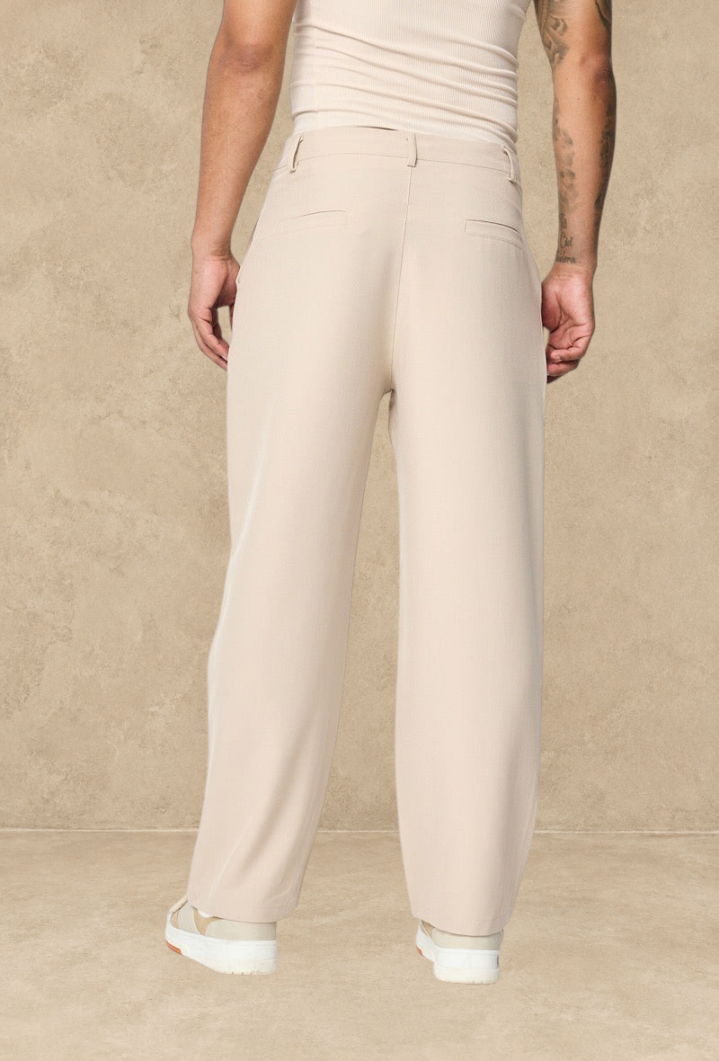 Vue arrière du pantalon Stayin beige à coupe droite avec taille élastique et poches, porté par un homme