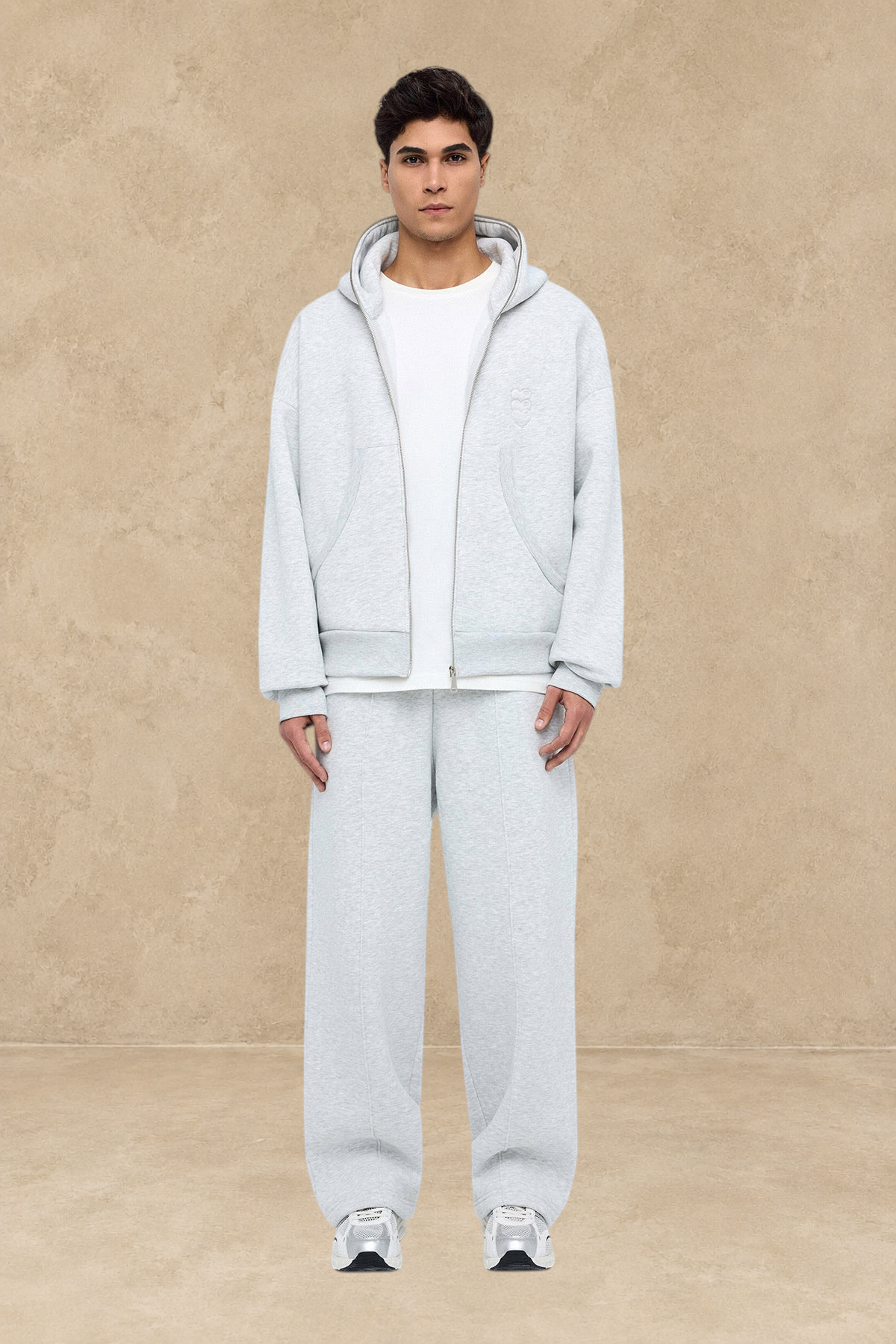 Homme portant un pantalon de jogging Stayin gris à coupe large avec un sweat à capuche zippé assorti