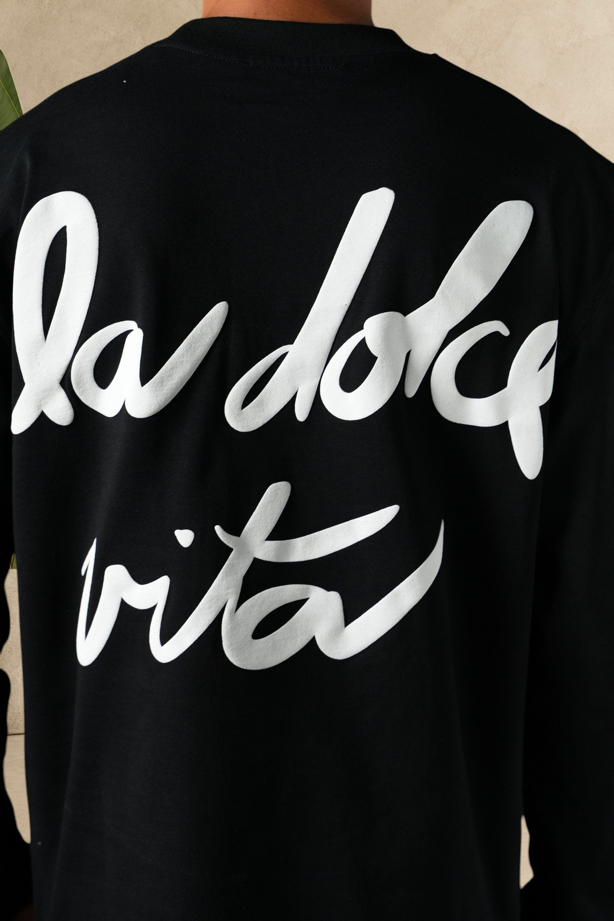 T-shirt noir à manches longues Stayin avec inscription blanche La Dolce Vita imprimée au dos, coupe semi-oversize