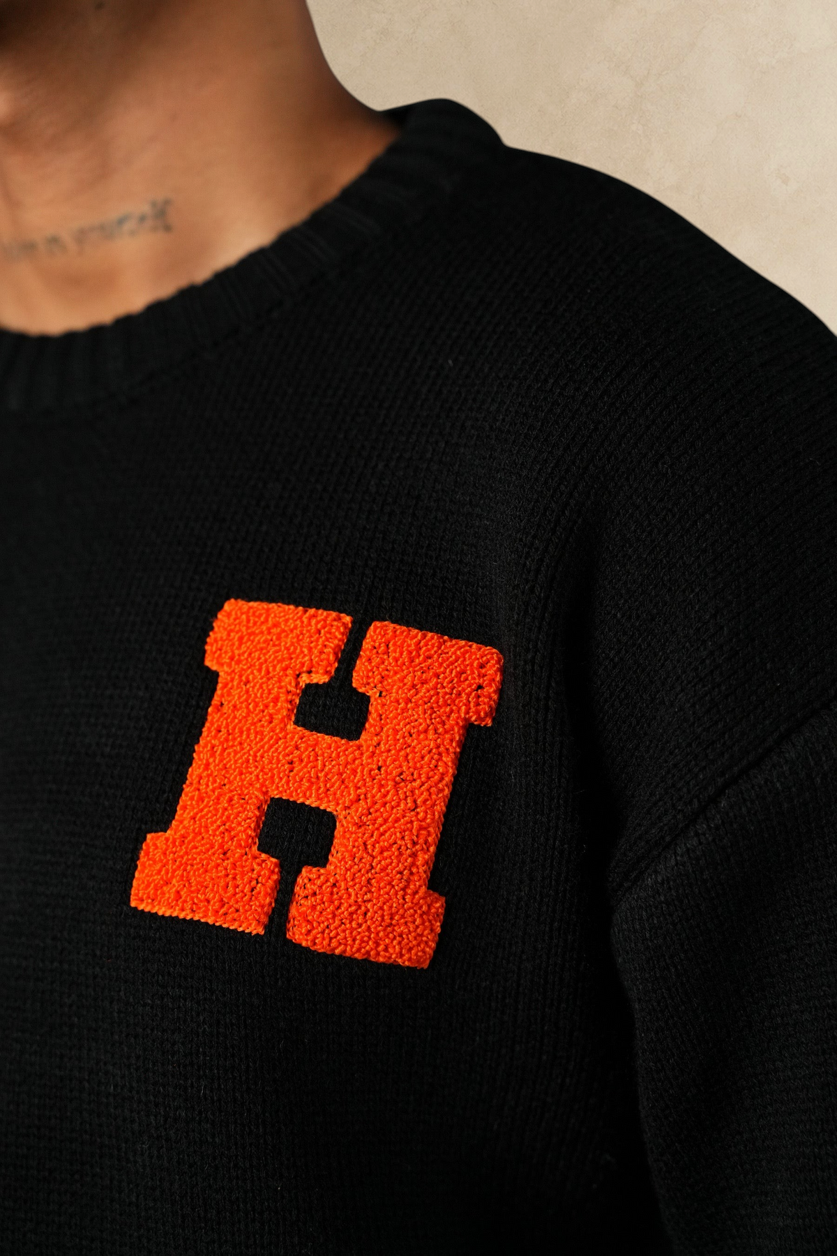 Pull Stayin noir en maille épaisse avec une lettre H orange texturée brodée sur la poitrine