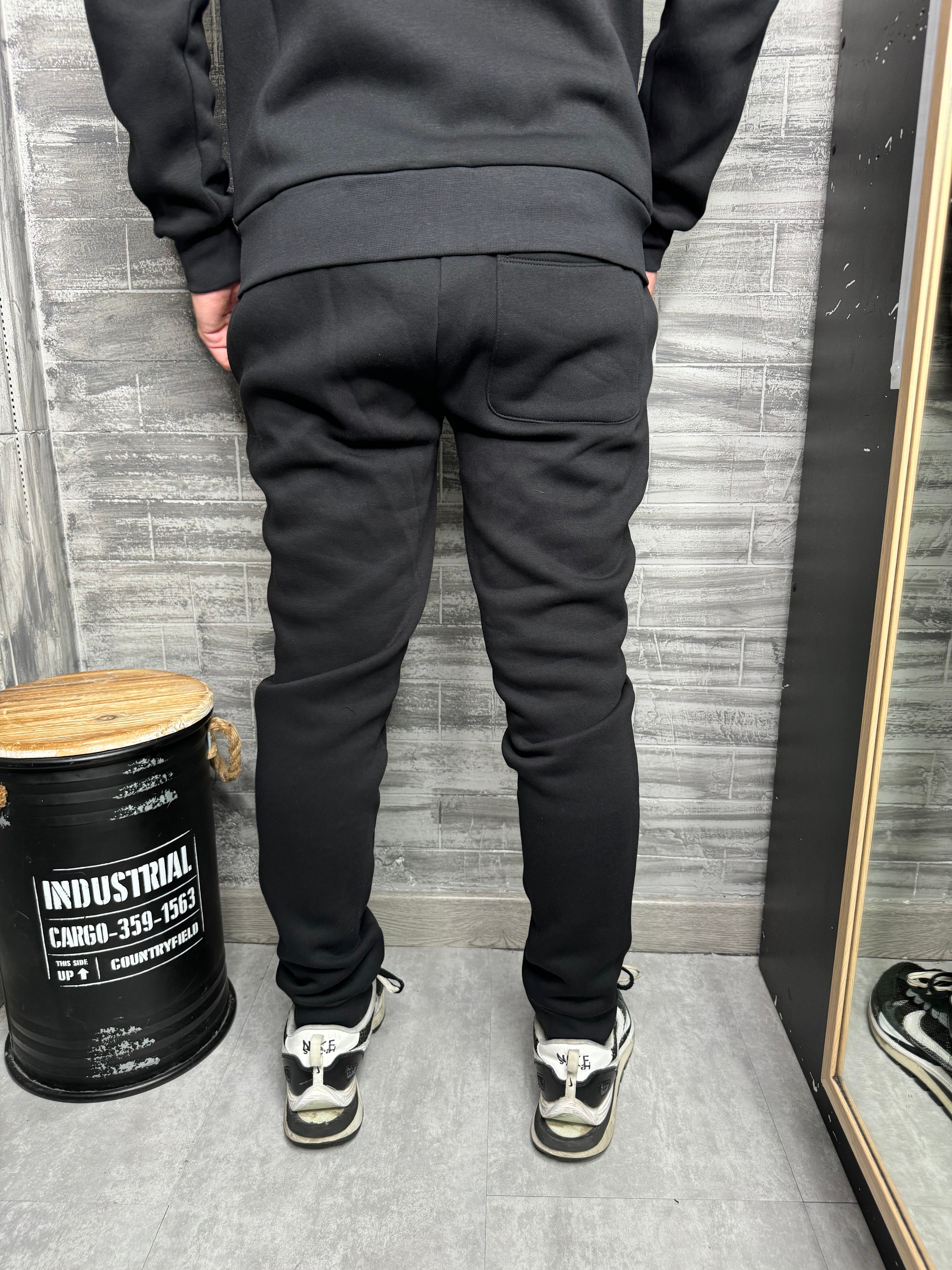 Helvetica - Jogging Avron noir