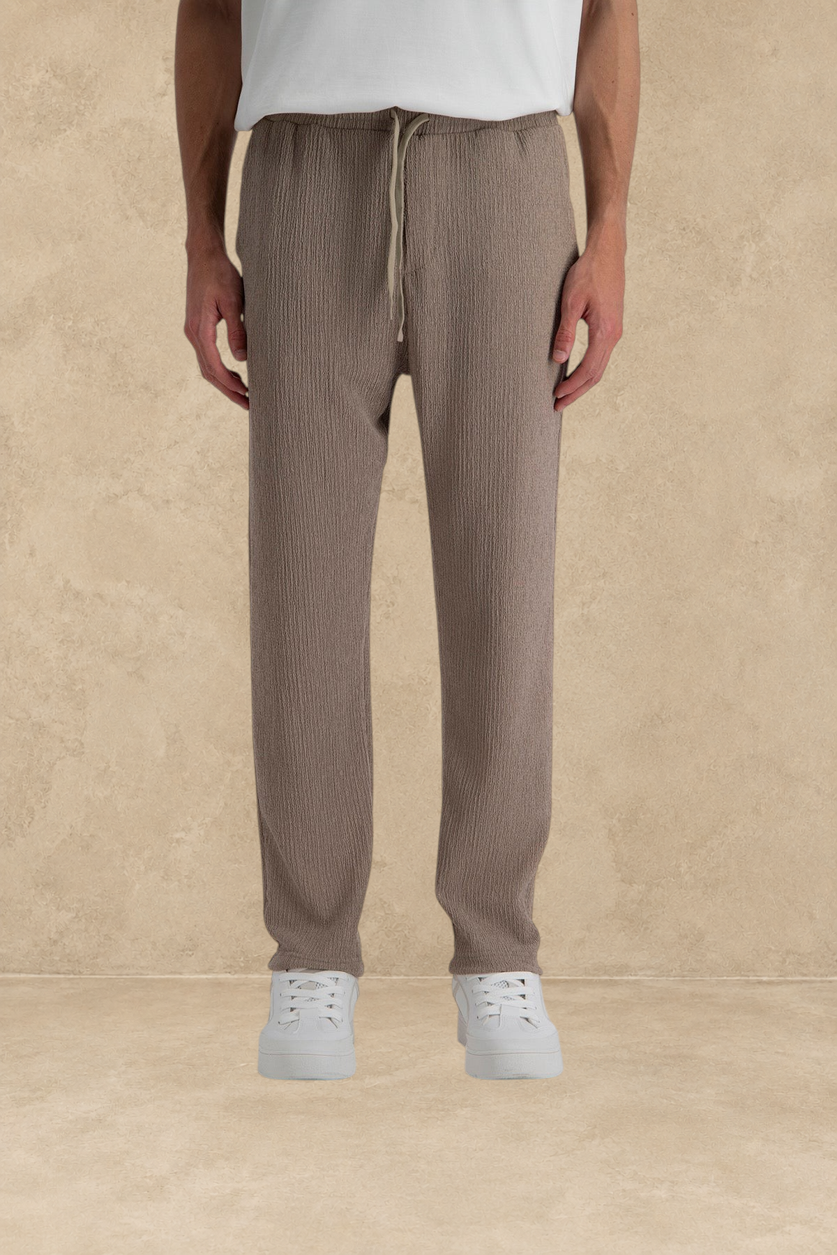 Pantalon plissé marron Stayin à coupe regular avec cordon de serrage, porté par un mannequin