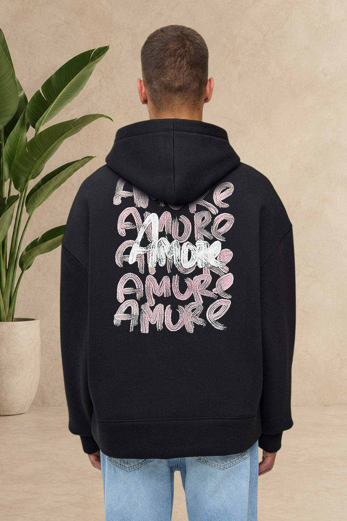 Sweat à capuche noir Stayin avec inscription Amore brodée en rose et blanc au dos, porté par un mannequin