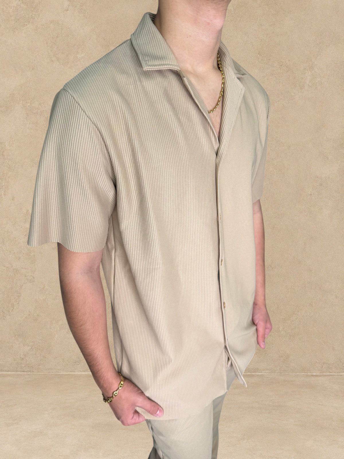 Ensemble Stayin Pablo beige composé d'une chemise à manches courtes plissée et d'un pantalon droit assorti