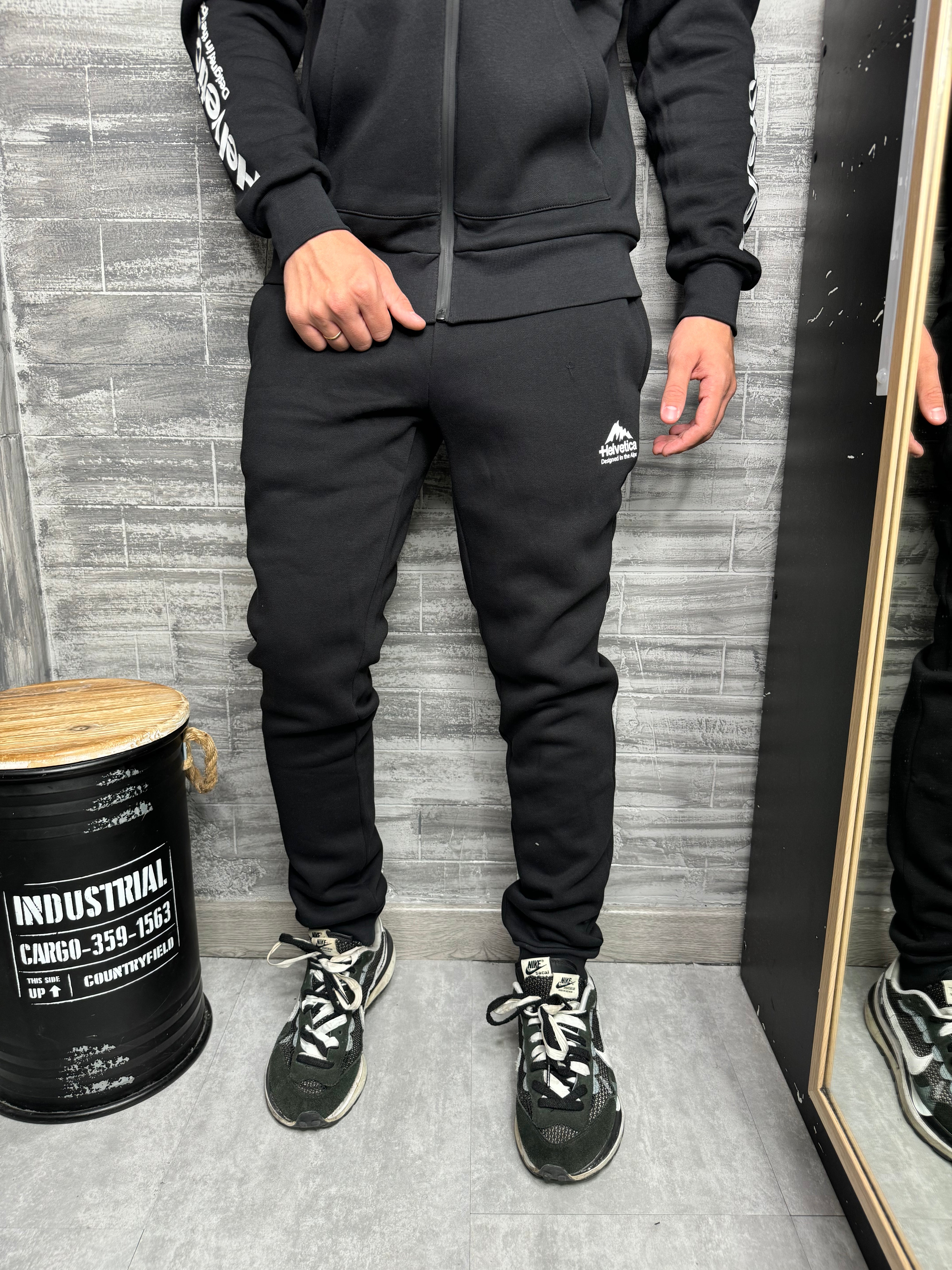 Helvetica - Jogging Avron noir