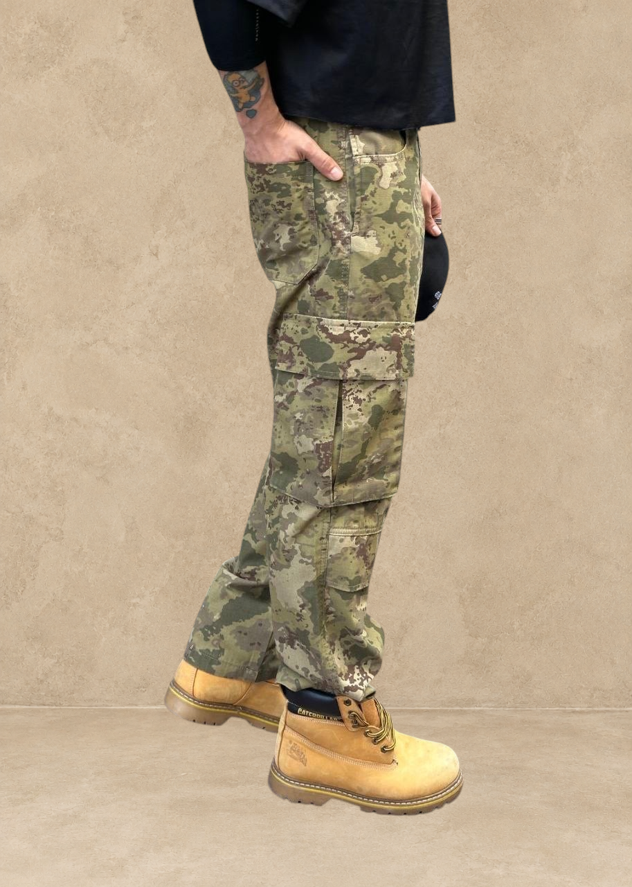 Pantalon cargo Stayin à motif camouflage avec coupe large et poches latérales, porté avec des bottines beiges