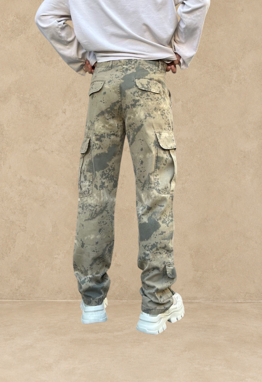 Pantalon cargo Stayin à motif camouflage beige et gris, coupe ample et décontractée vue de dos