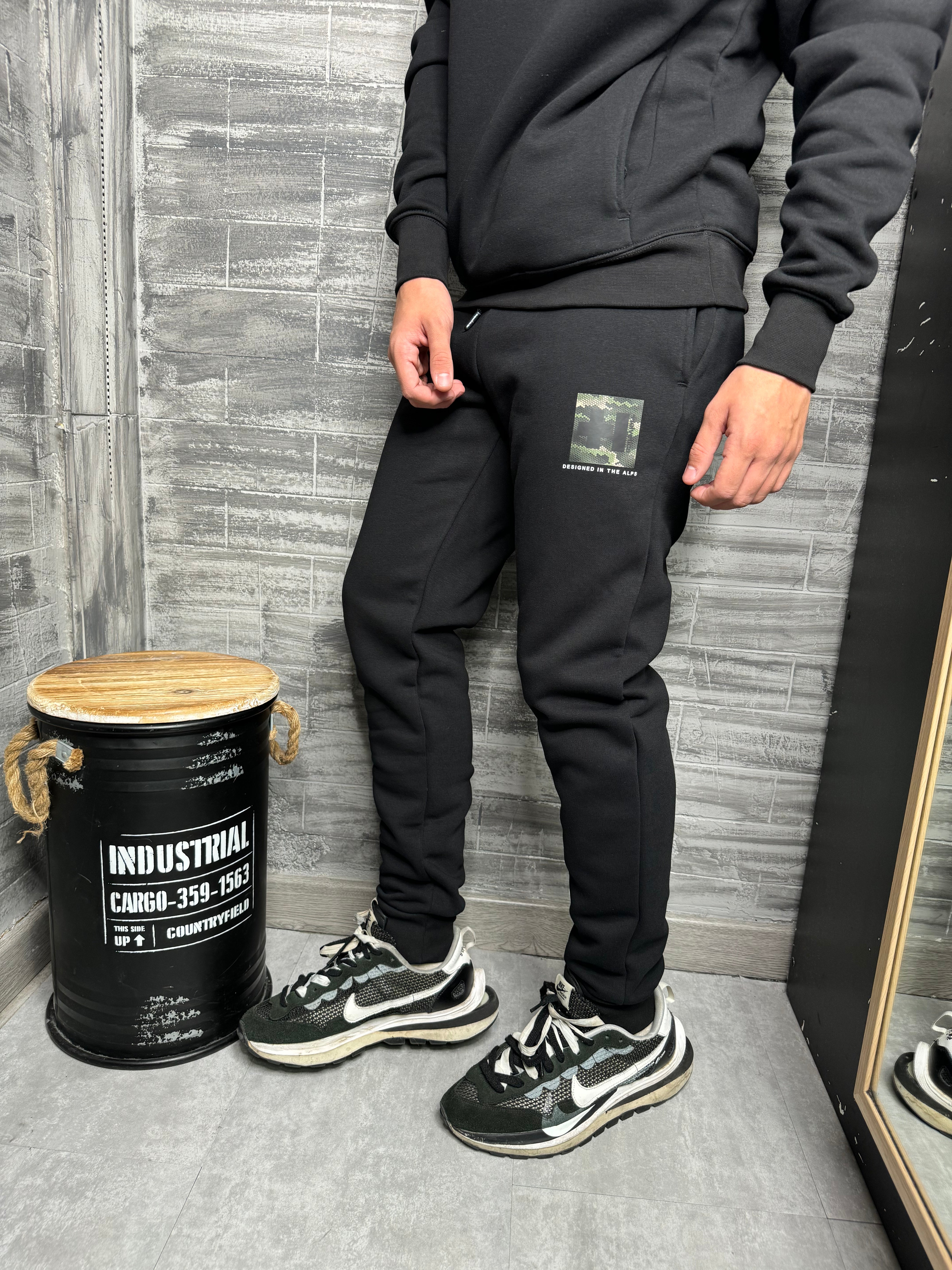 Helvetica - Jogging Blake noir