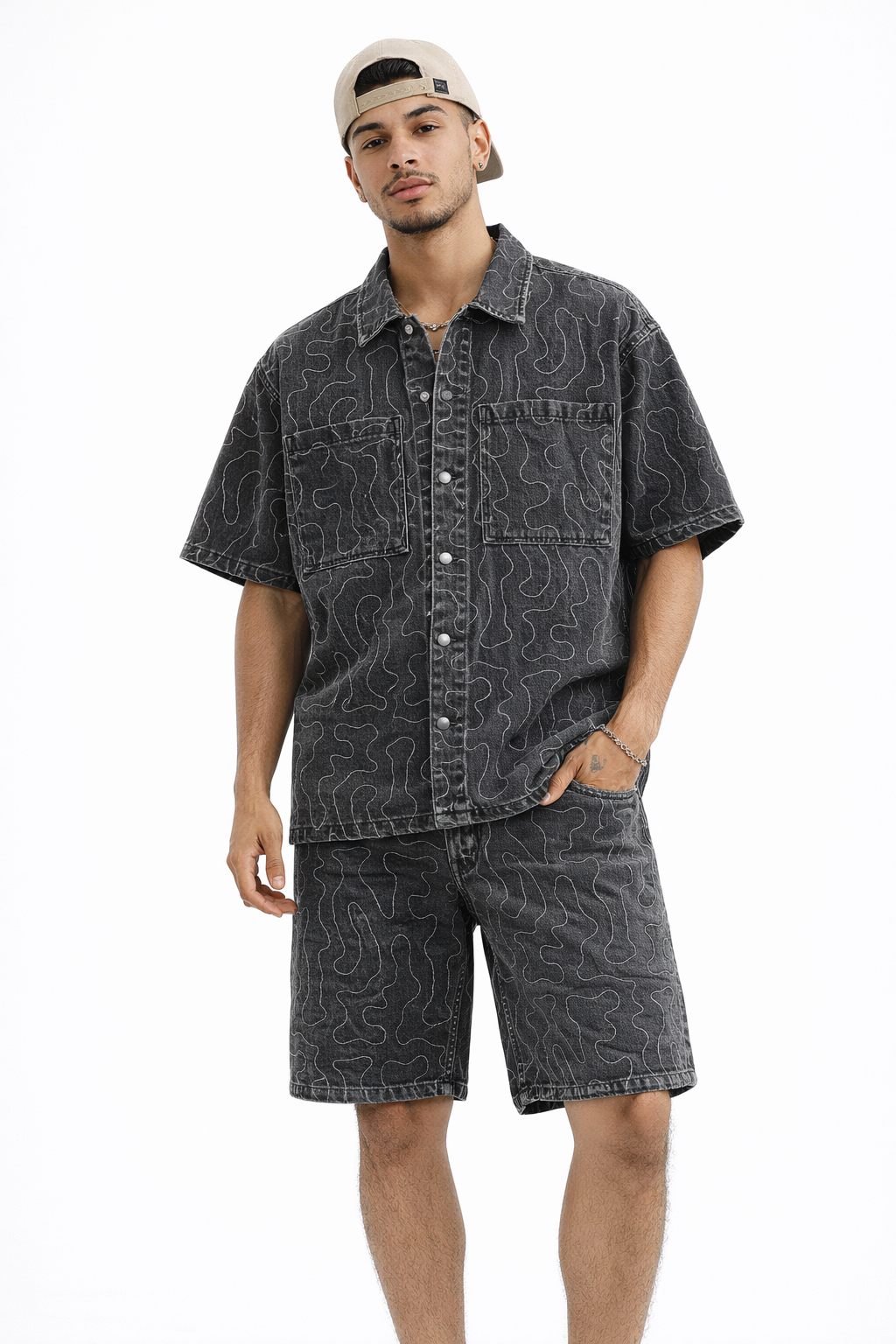 Ensemble short et chemise en jean gris à motifs