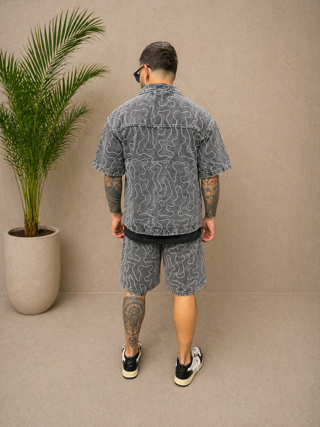 Ensemble short et chemise en jean gris à motifs