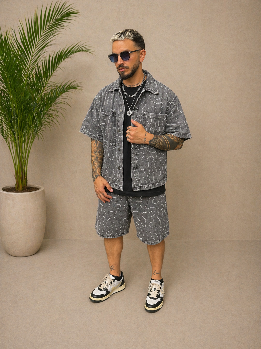 Ensemble short et chemise en jean gris à motifs