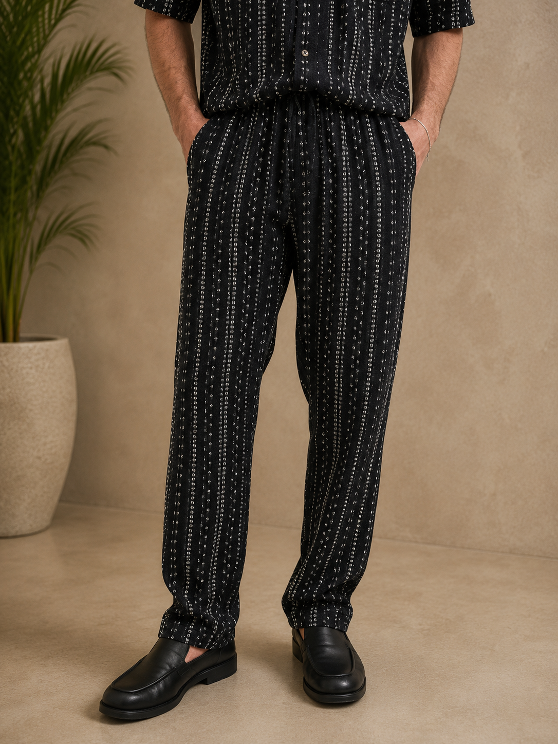 Pantalon noir motif blanc