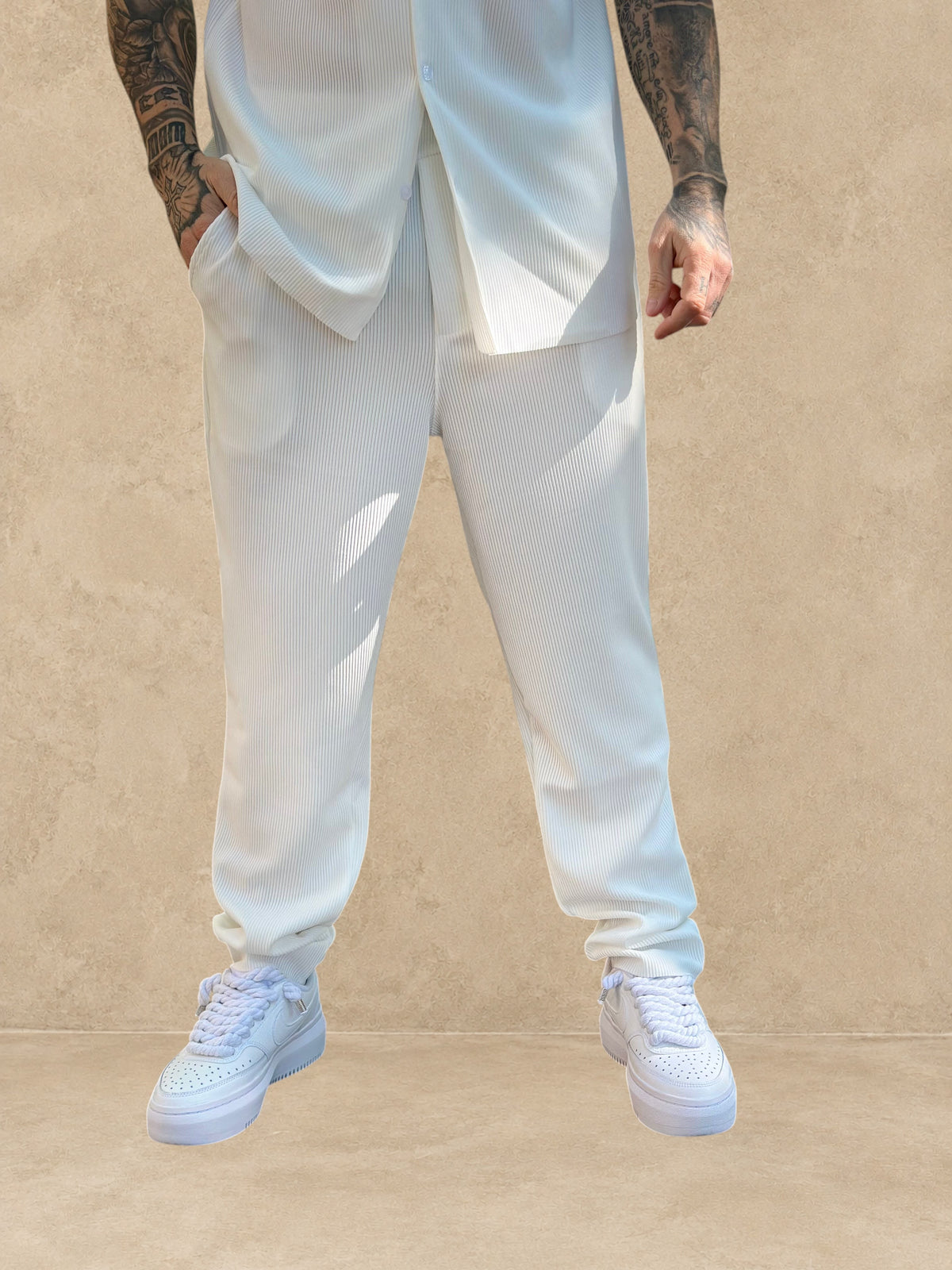 Ensemble Stayin Pablo blanc composé d'une chemise et d'un pantalon à texture plissée pour un look décontracté