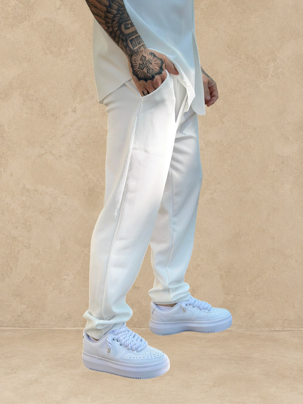 Ensemble Stayin Pablo blanc composé d'une chemise et d'un pantalon droit texturé porté par un mannequin