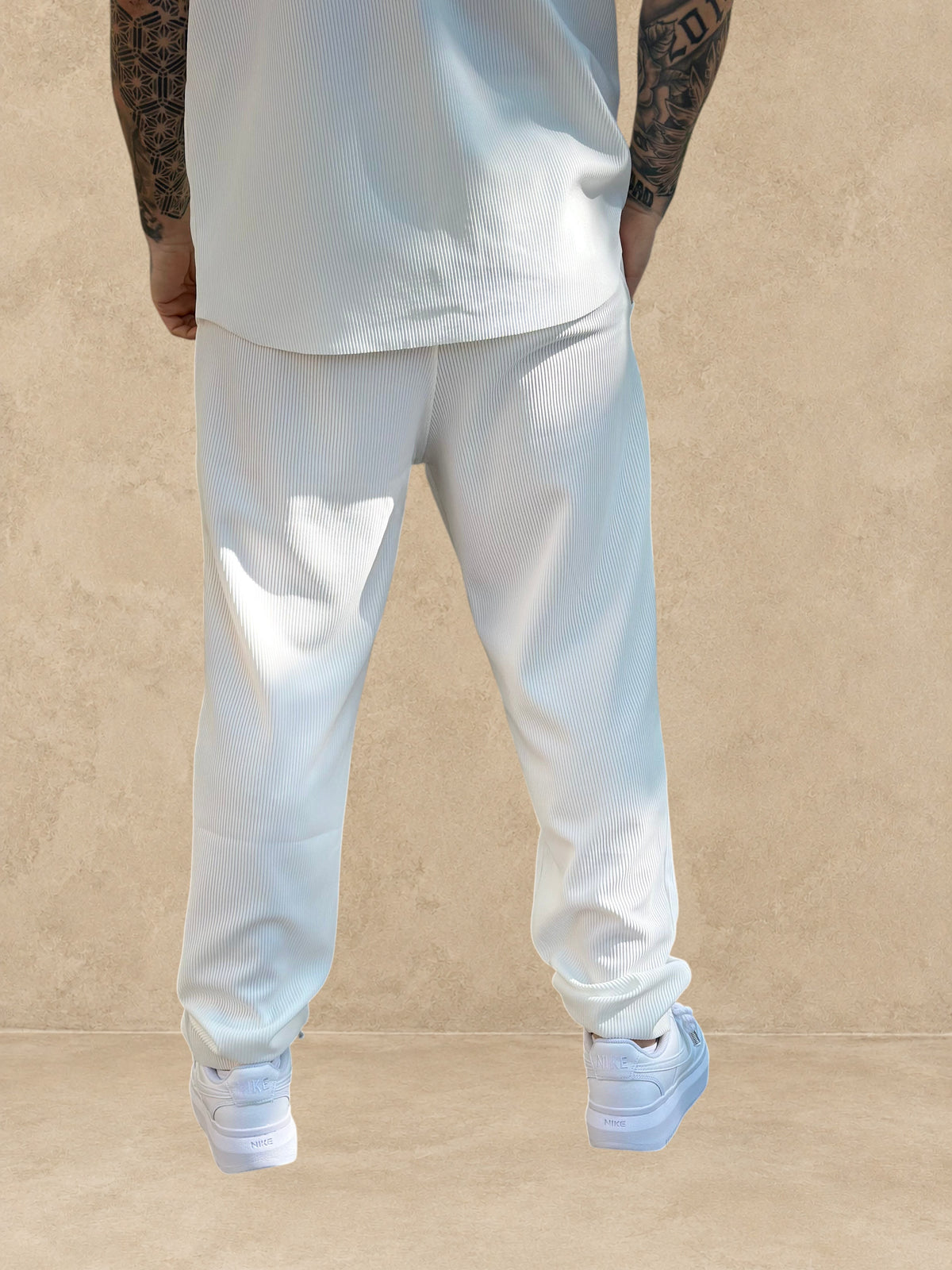 Ensemble Stayin Pablo blanc composé d'une chemise et d'un pantalon à texture côtelée, vue de dos sur mannequin.