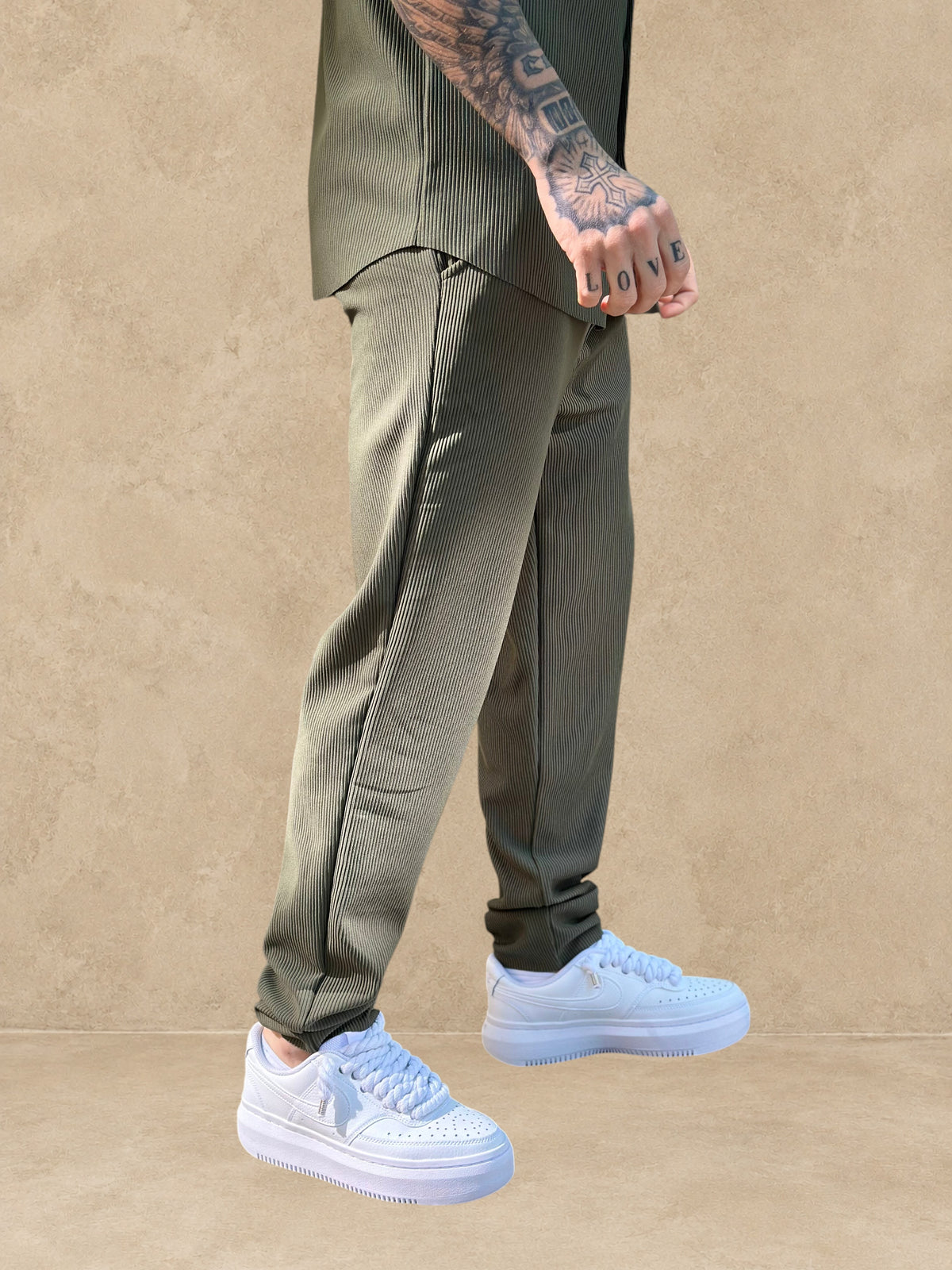 Ensemble Stayin Pablo kaki composé d'une chemise et d'un pantalon droit à texture plissée porté par un mannequin