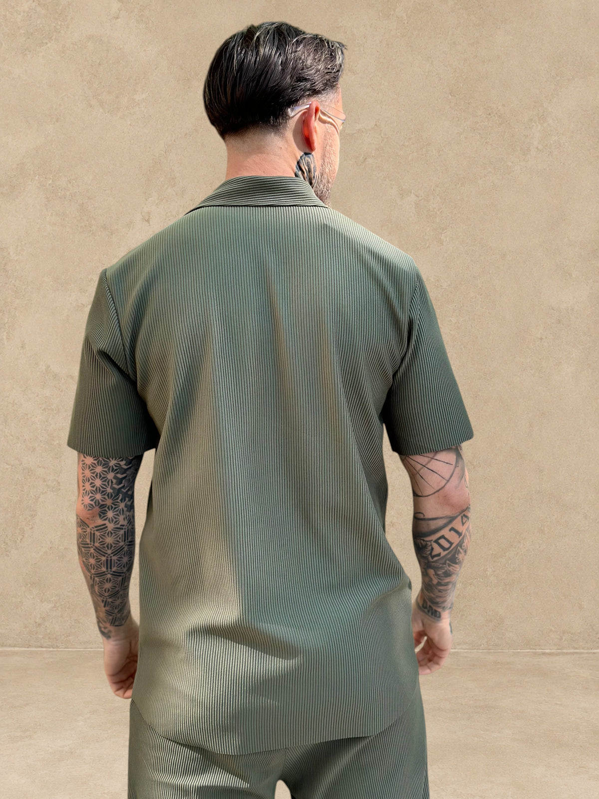 Vue arrière de l'ensemble Stayin Pablo kaki avec chemise à manches courtes plissée et pantalon assorti