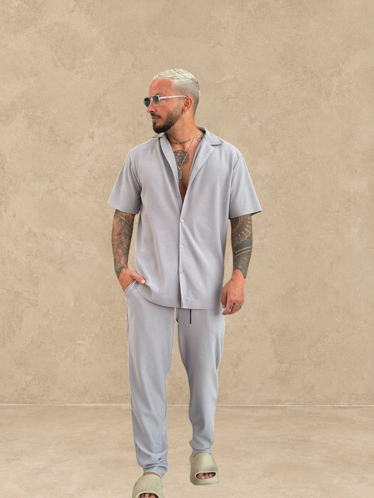 Homme portant un ensemble Stayin gris avec chemise à manches courtes et pantalon droit décontracté
