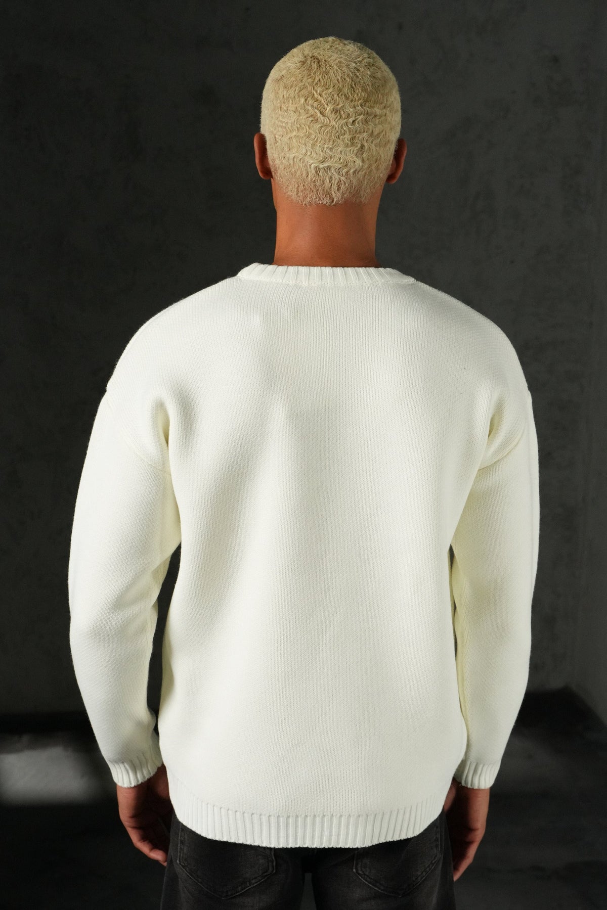 Vue arrière d'un homme portant un pull Stayin blanc en maille épaisse à col rond, coupe droite et style minimaliste