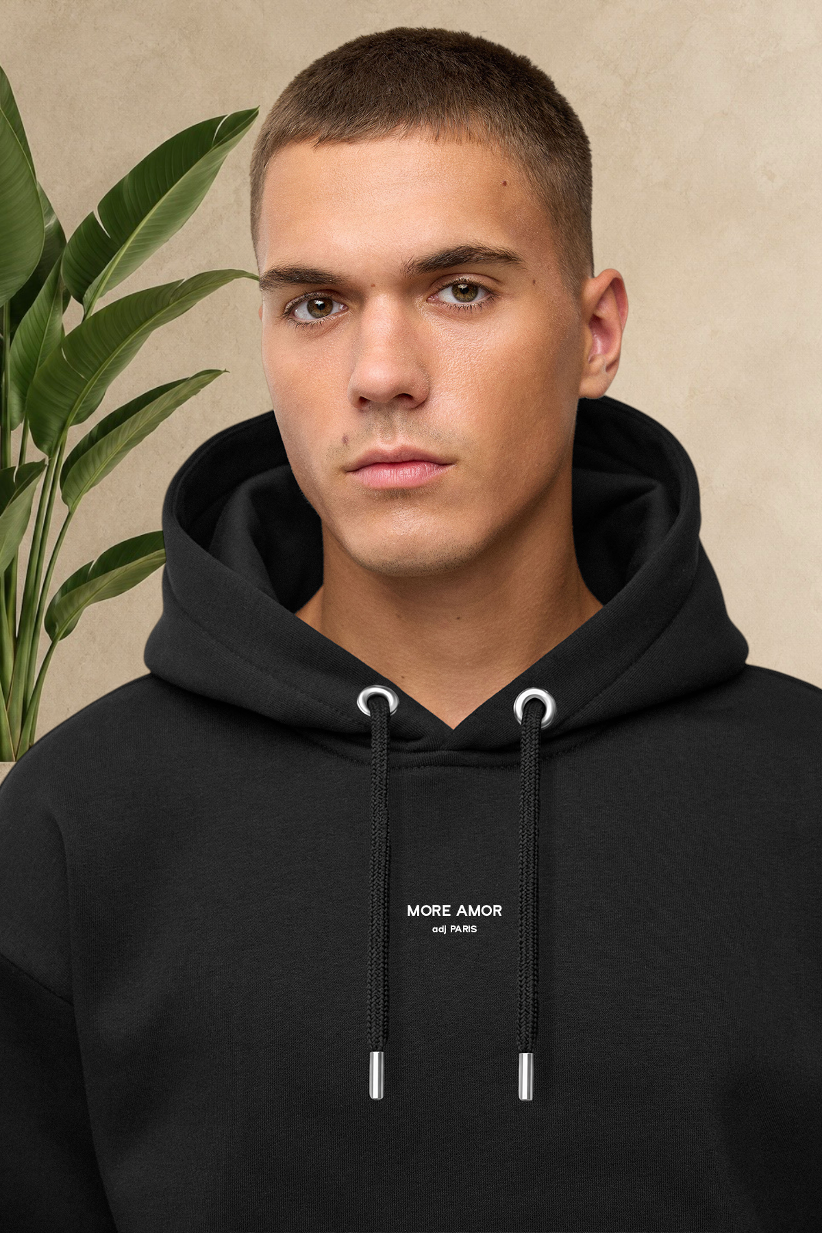 Sweat à capuche noir Stayin épais et matelassé avec cordon de serrage, porté par un mannequin.