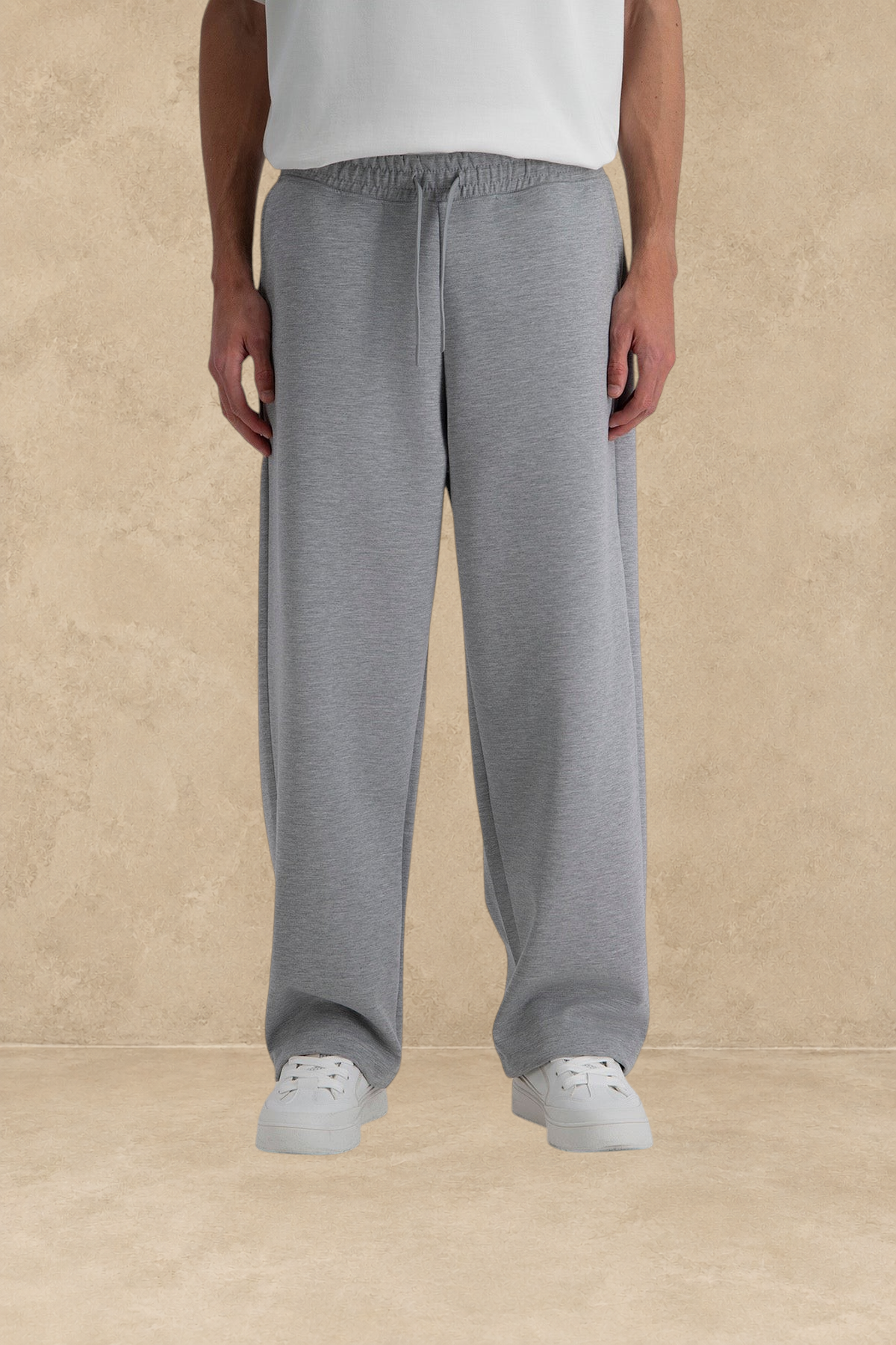 Pantalon jogg loose gris Stayin avec taille élastique et cordon de serrage, porté par un mannequin