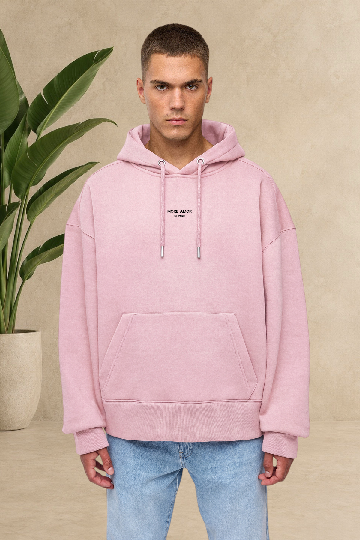 Sweat à capuche Stayin rose épais et matelassé porté par un mannequin, coupe oversize avec cordon de serrage