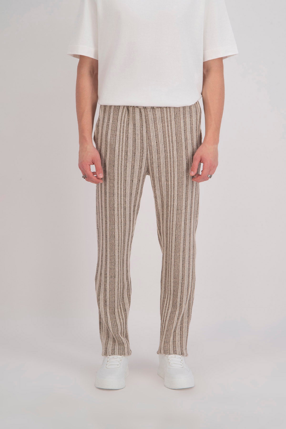 Pantalon beige motif marron