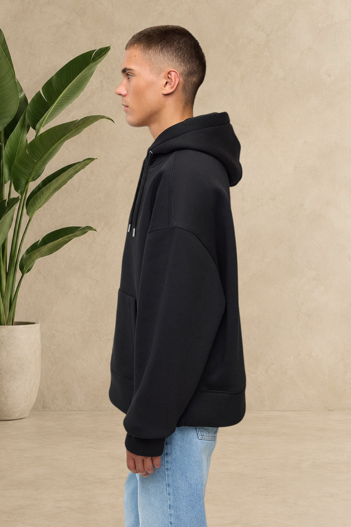 Mannequin de profil portant le sweat à capuche noir matelassé Stayin Mi Amour avec une coupe décontractée