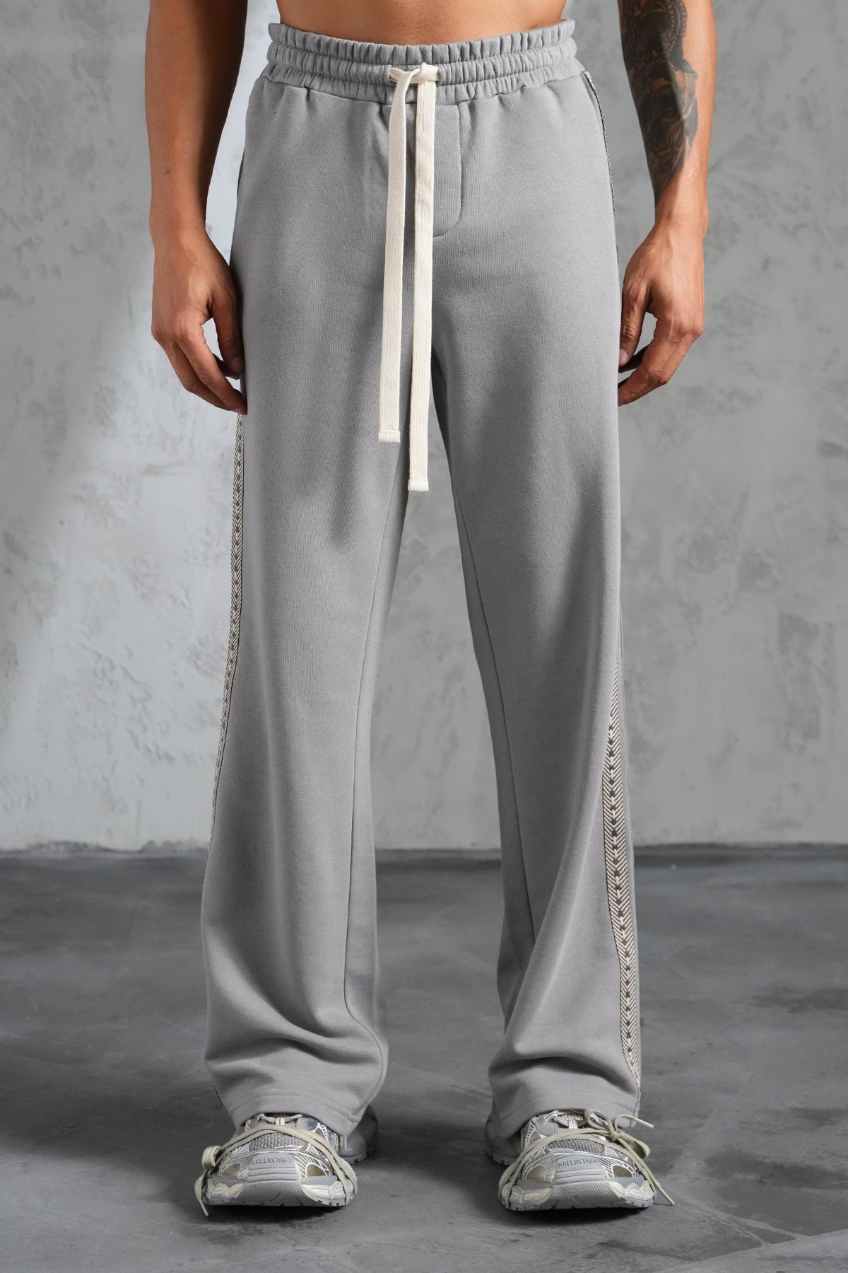 Pantalon loose gris bande beige