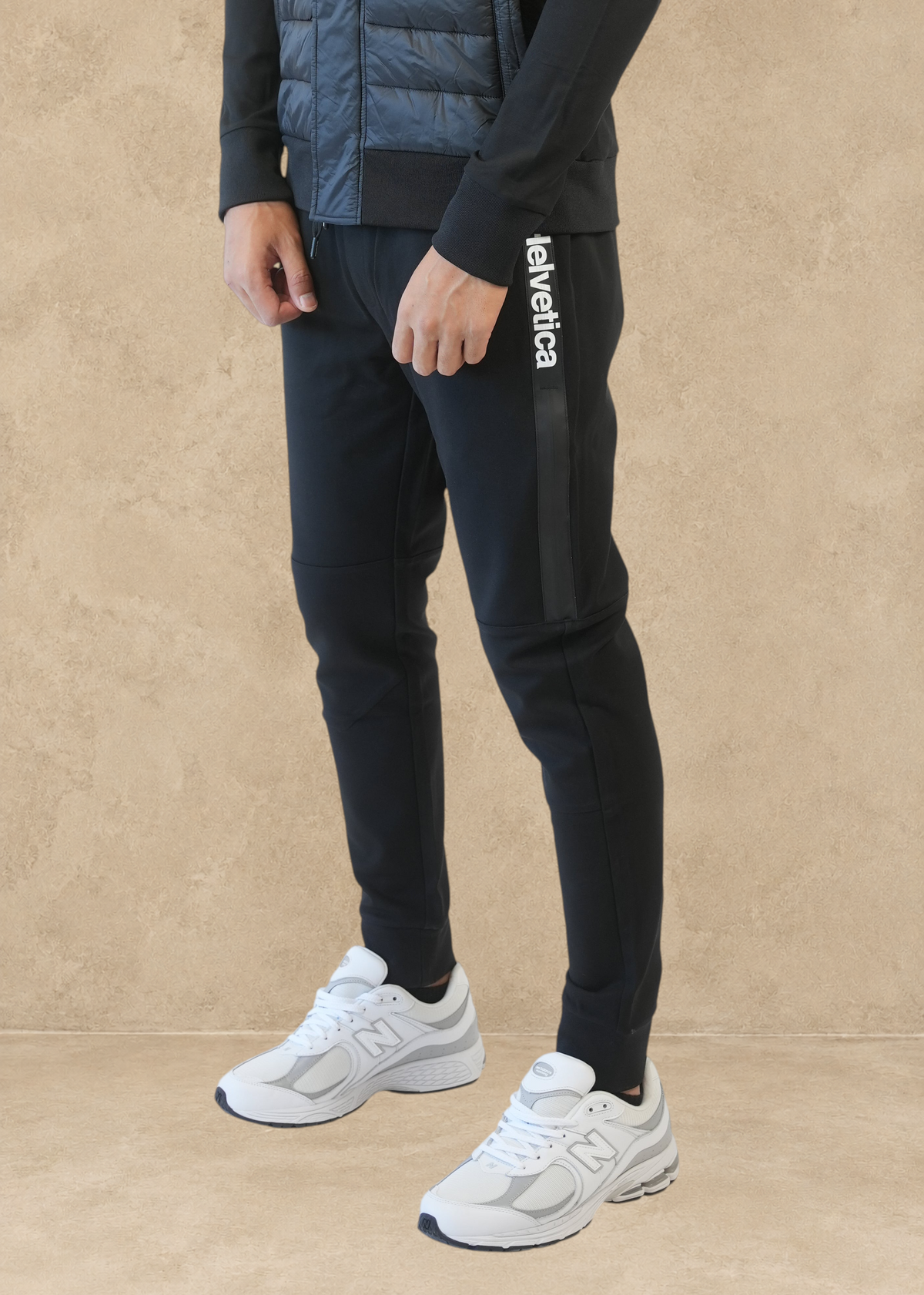 Pantalon jogging noir Stayin avec logo Helvetica vertical sur la jambe, coupe ajustée et finitions élastiques