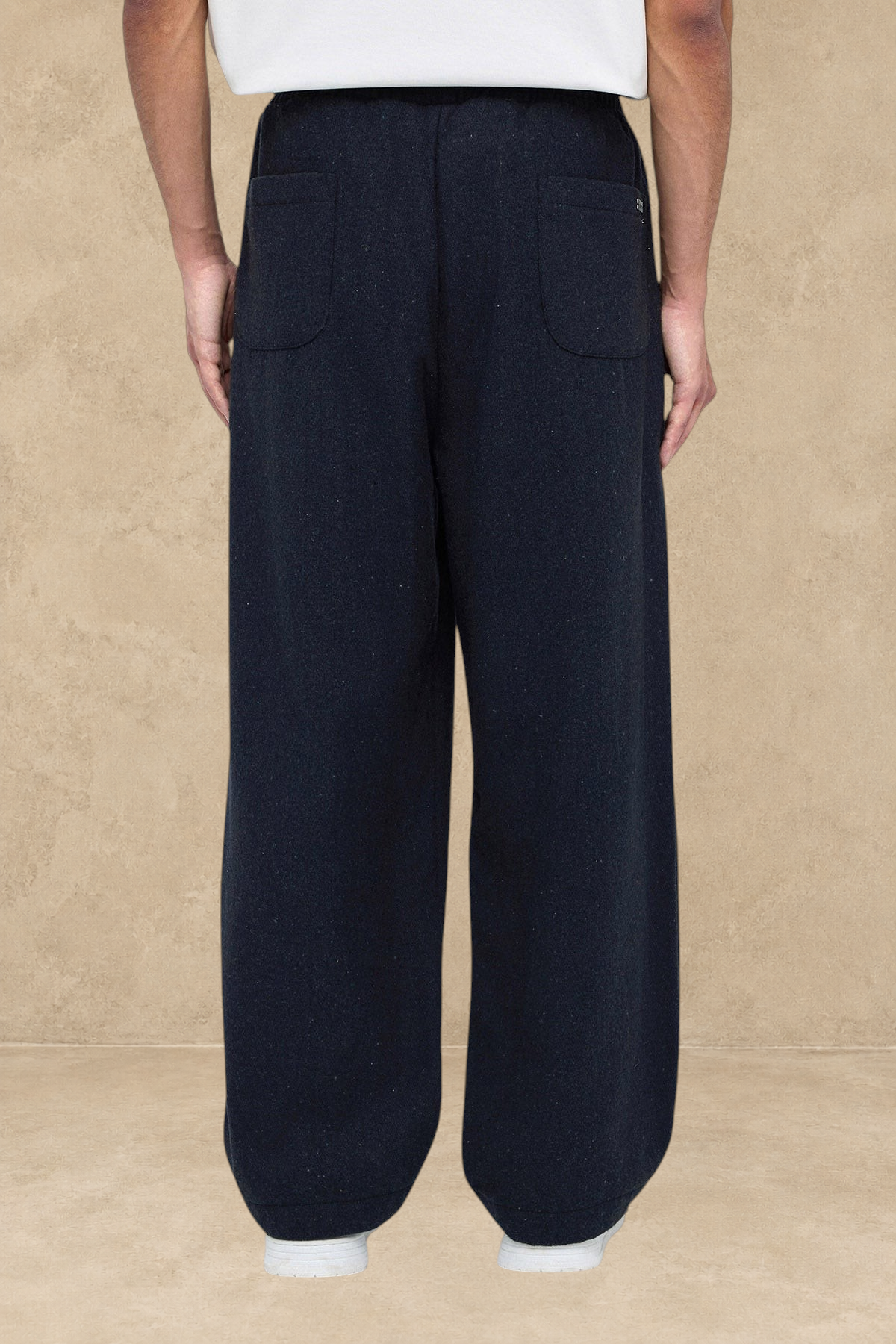 Vue arrière du pantalon Oxford noir Stayin à coupe large avec poches plaquées sur un mannequin