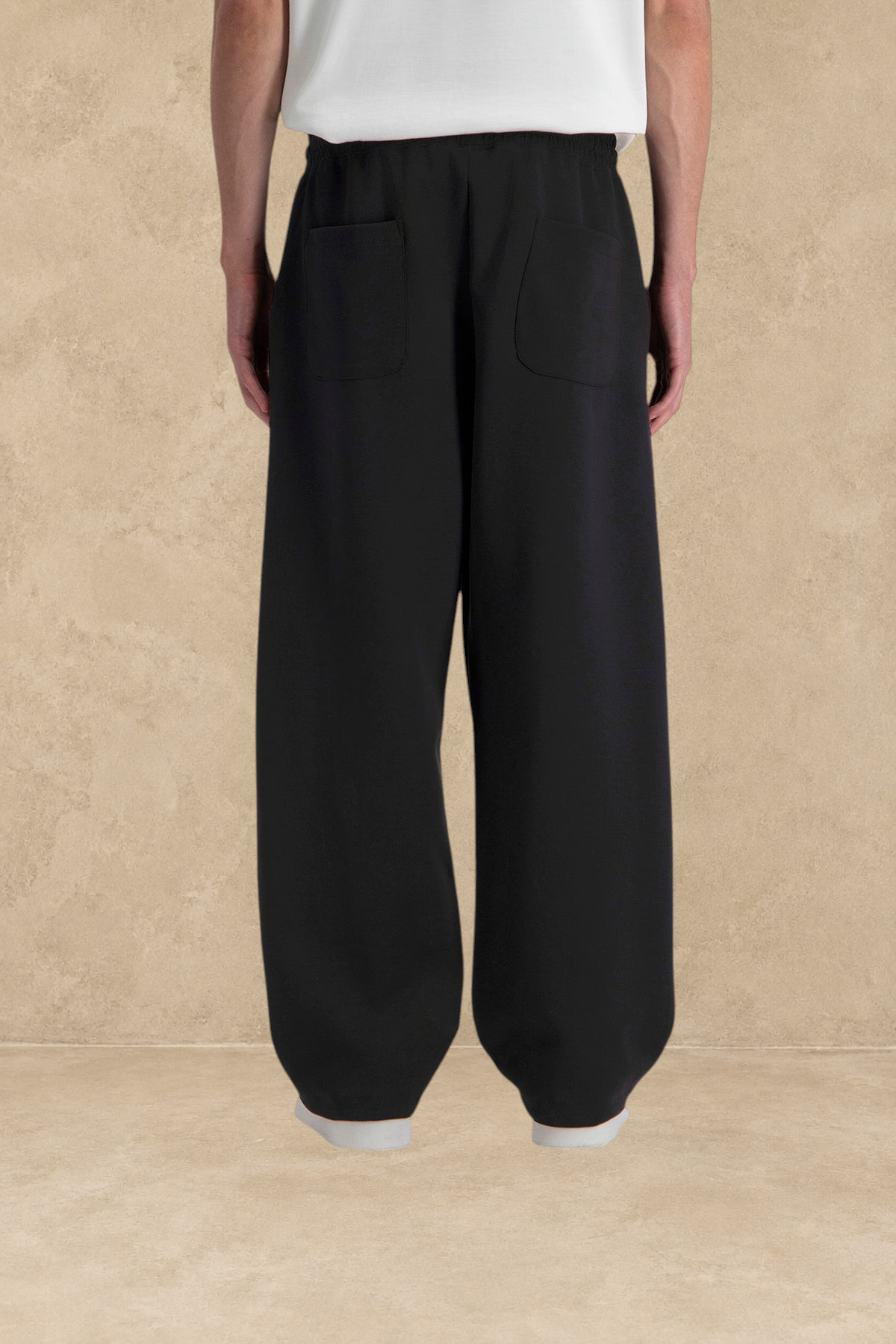 Pantalon jogg loose noir Stayin avec coupe large et poches arrière, vue de dos sur mannequin