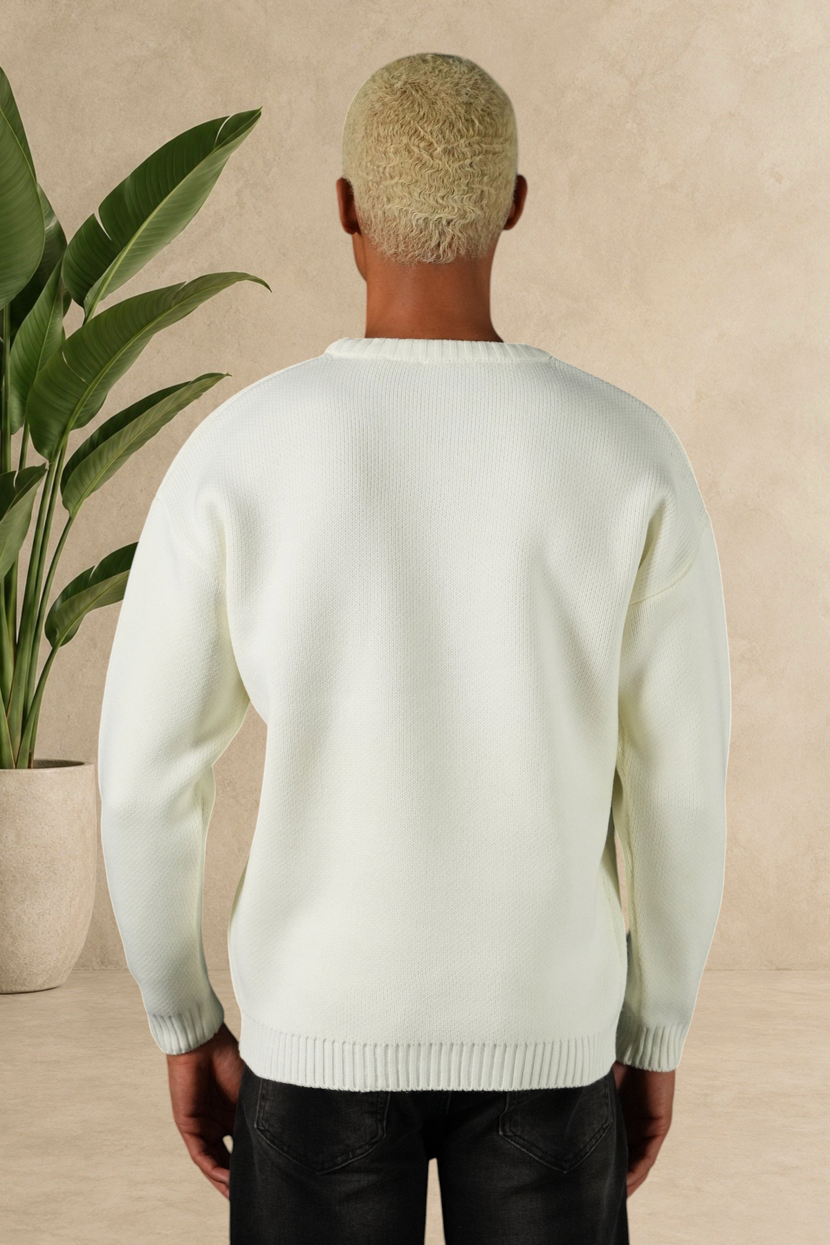 Vue arrière d'un homme portant un pull Stayin blanc en maille épaisse à col rond, coupe droite minimaliste