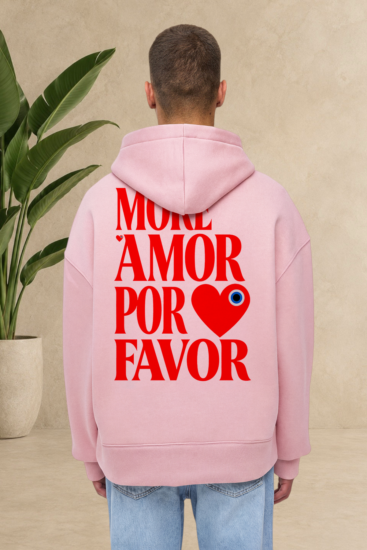 Sweat à capuche Stayin rose avec inscription rouge More Amore Por Favor et motif cœur au dos sur un mannequin