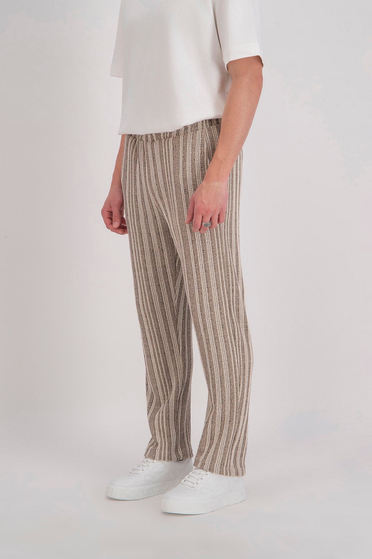 Pantalon beige motif marron