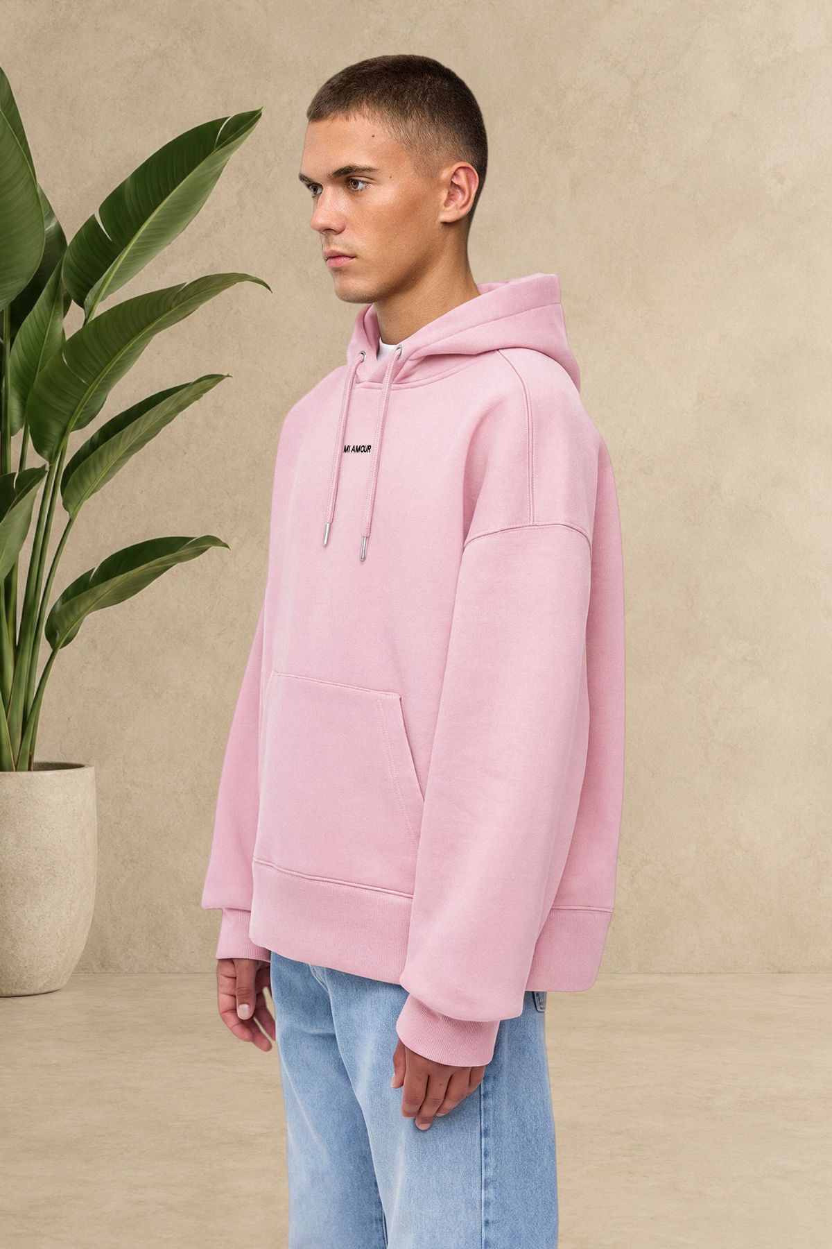 Sweat à capuche Stayin rose épais et matelassé porté par un mannequin masculin de profil