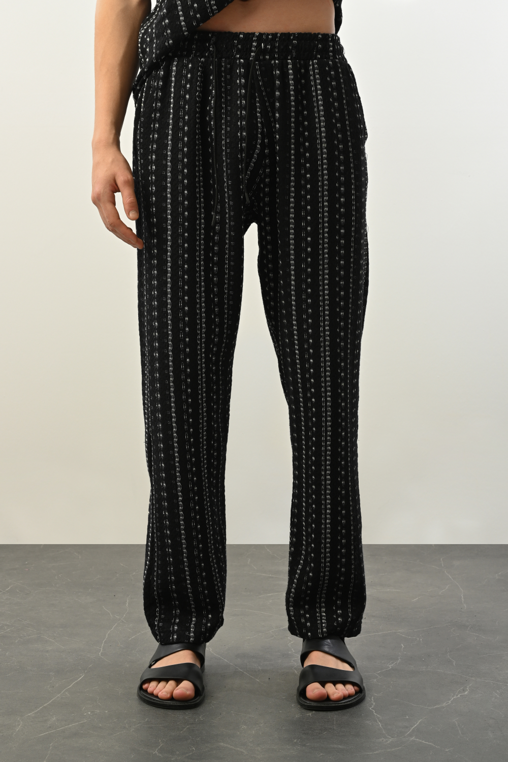 Pantalon noir motif blanc