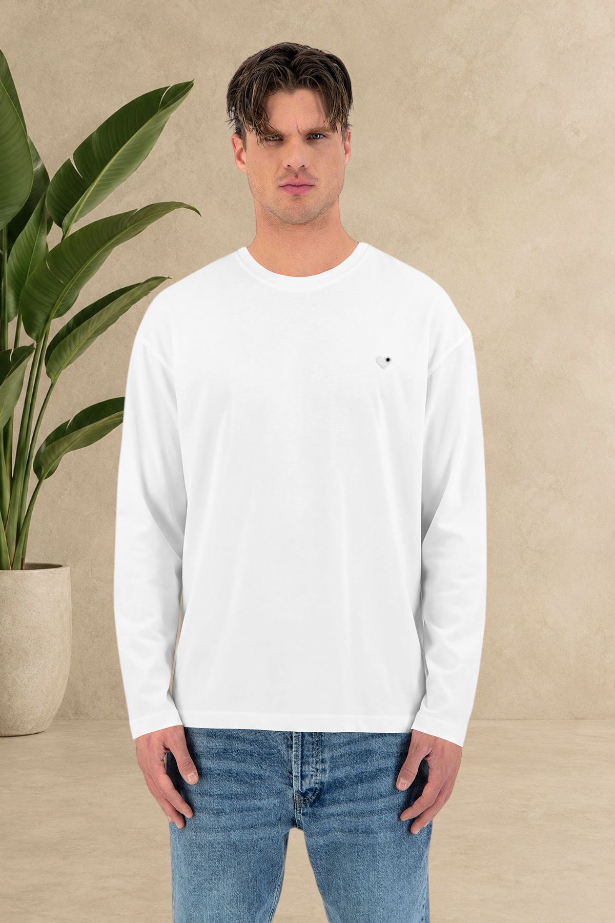 Mannequin portant un t-shirt Stayin à manches longues blanc, coupe ample, col rond et logo discret sur la poitrine.