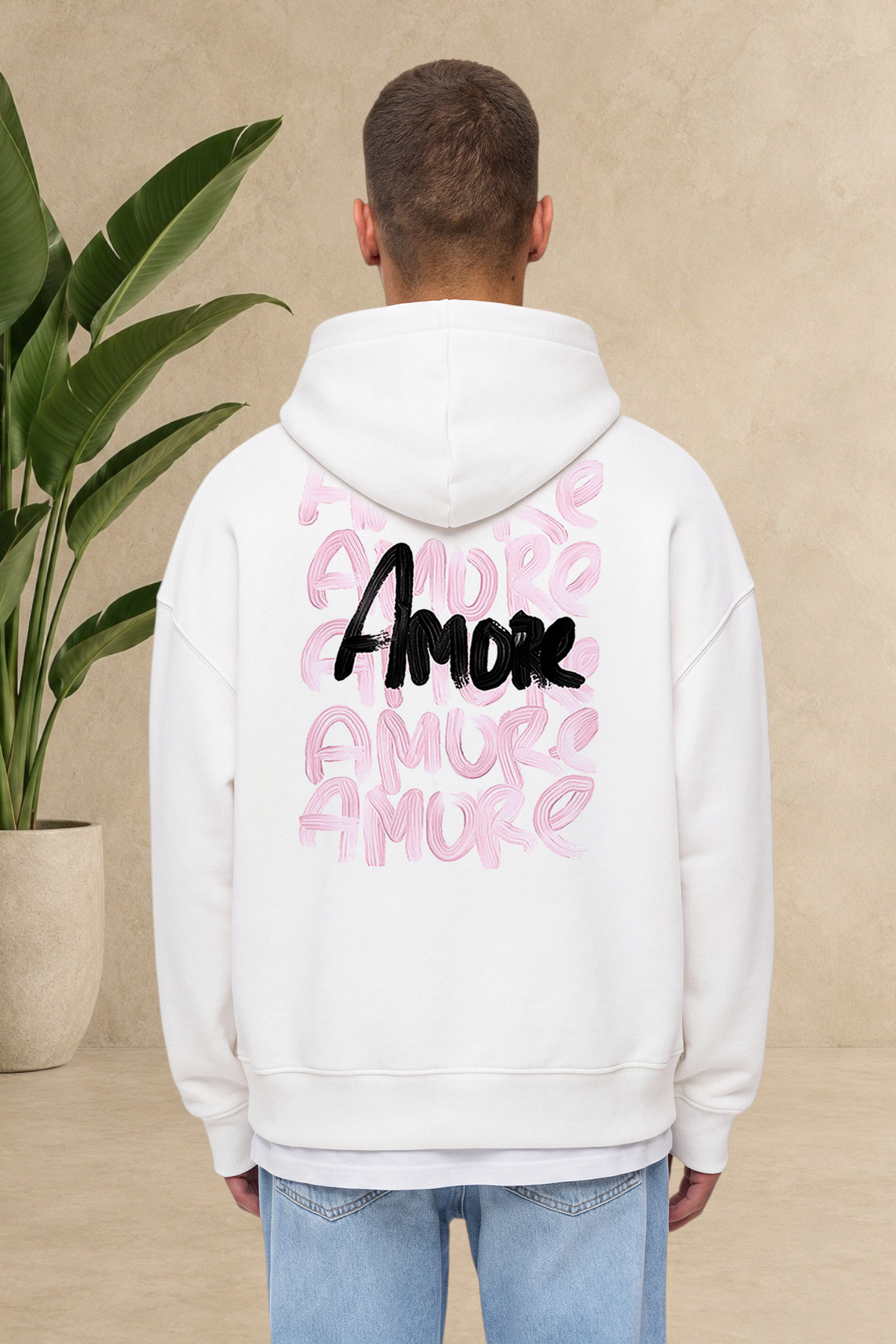 Sweat à capuche blanc Stayin avec inscription Amore rose et noire au dos porté par un mannequin