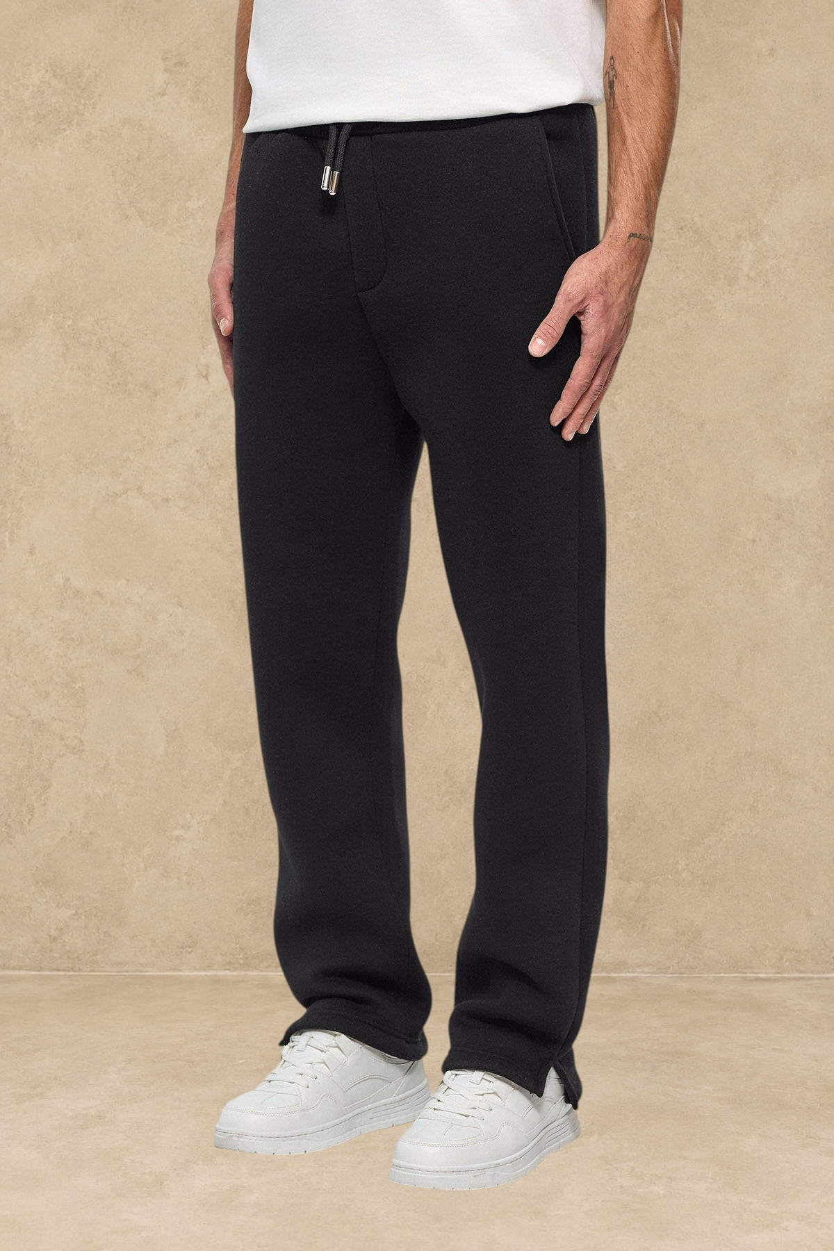 Pantalon jogg noir Stayin avec coupe classique et fente à la cheville porté par un mannequin