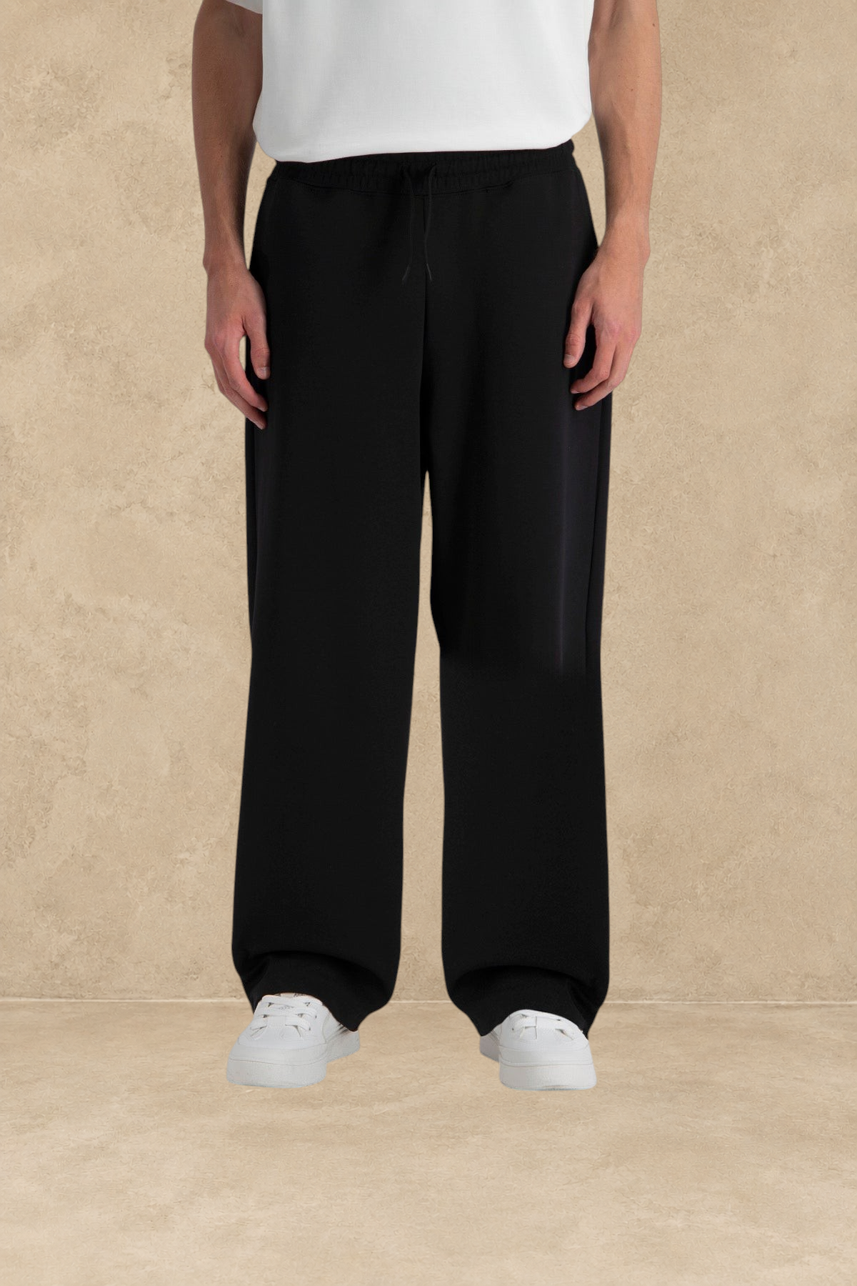 Pantalon jogg loose noir Stayin avec coupe large et taille élastique porté par un mannequin