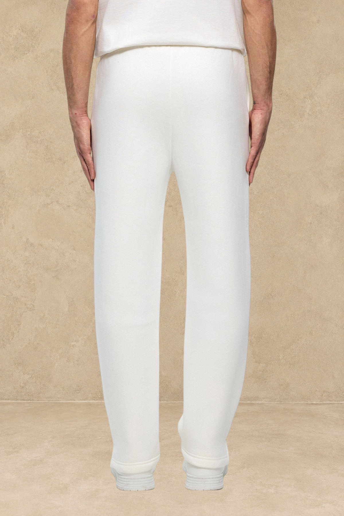 Pantalon jogg blanc Stayin avec coupe classique et fente à la cheville porté par un mannequin