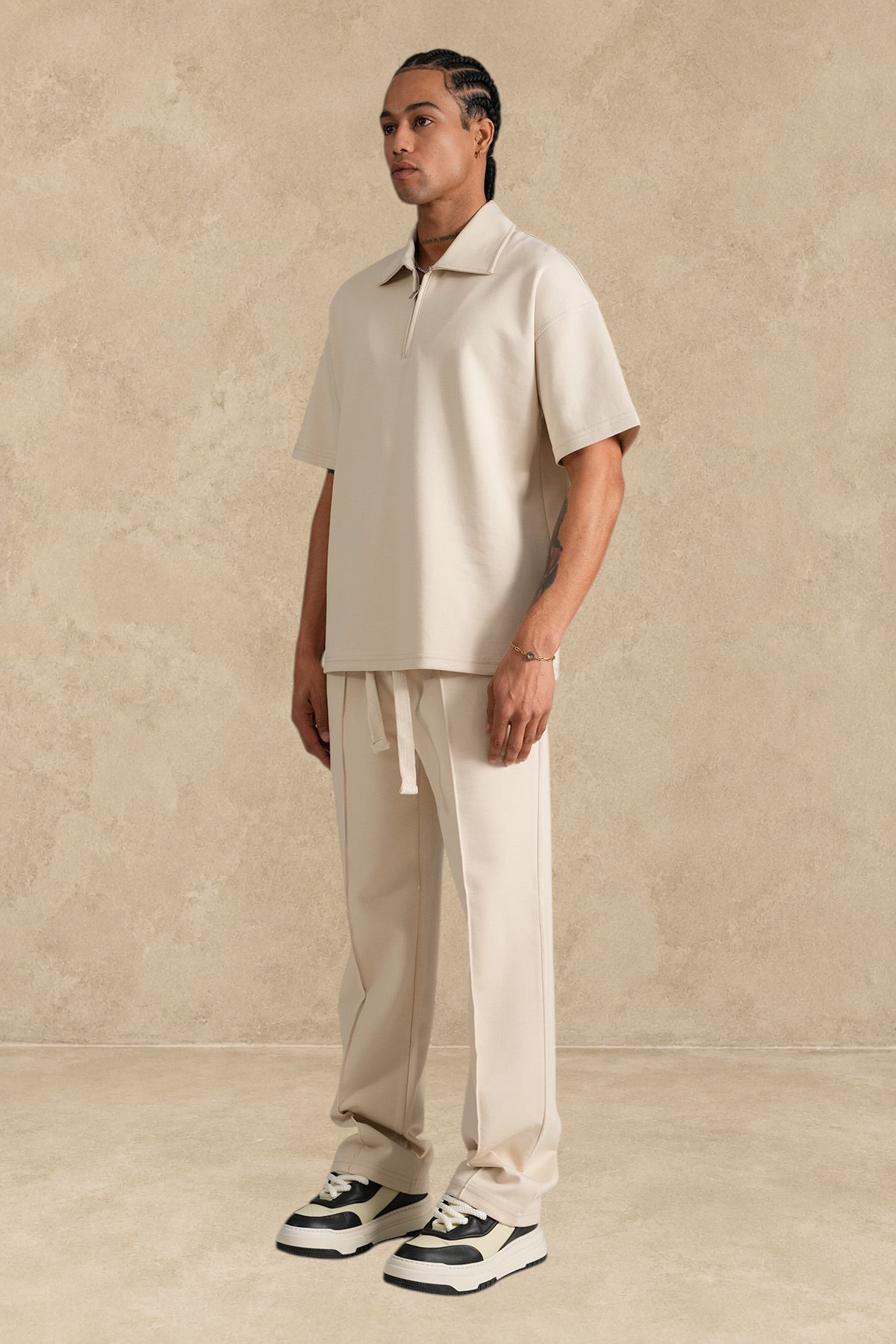 Ensemble Stayin beige composé d'un polo zippé à manches courtes et d'un pantalon coupe large en polyester